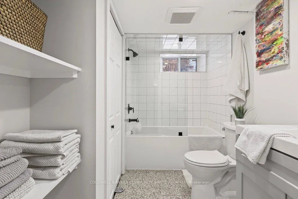 Photo 43 of 108 Rosslyn Avenue S, Hamilton, Delta — HOMEH