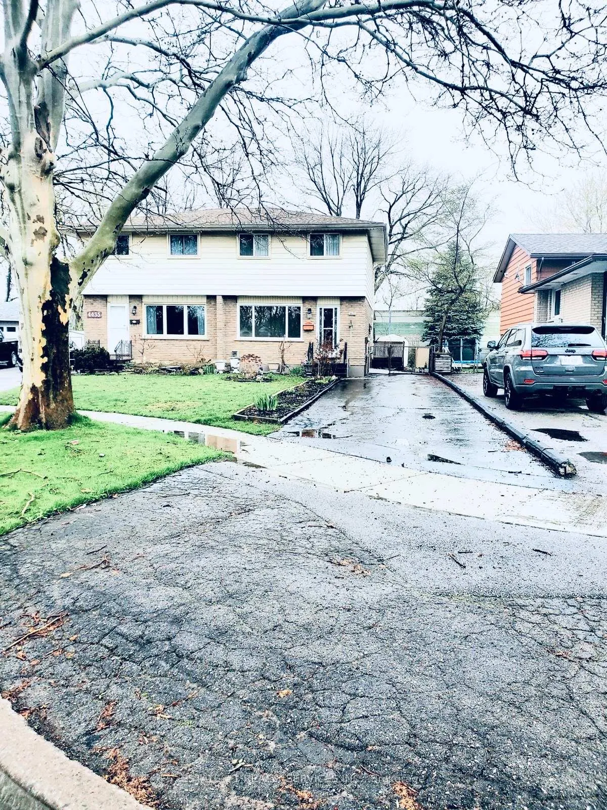 Front of 4433 Meadowvale Drive