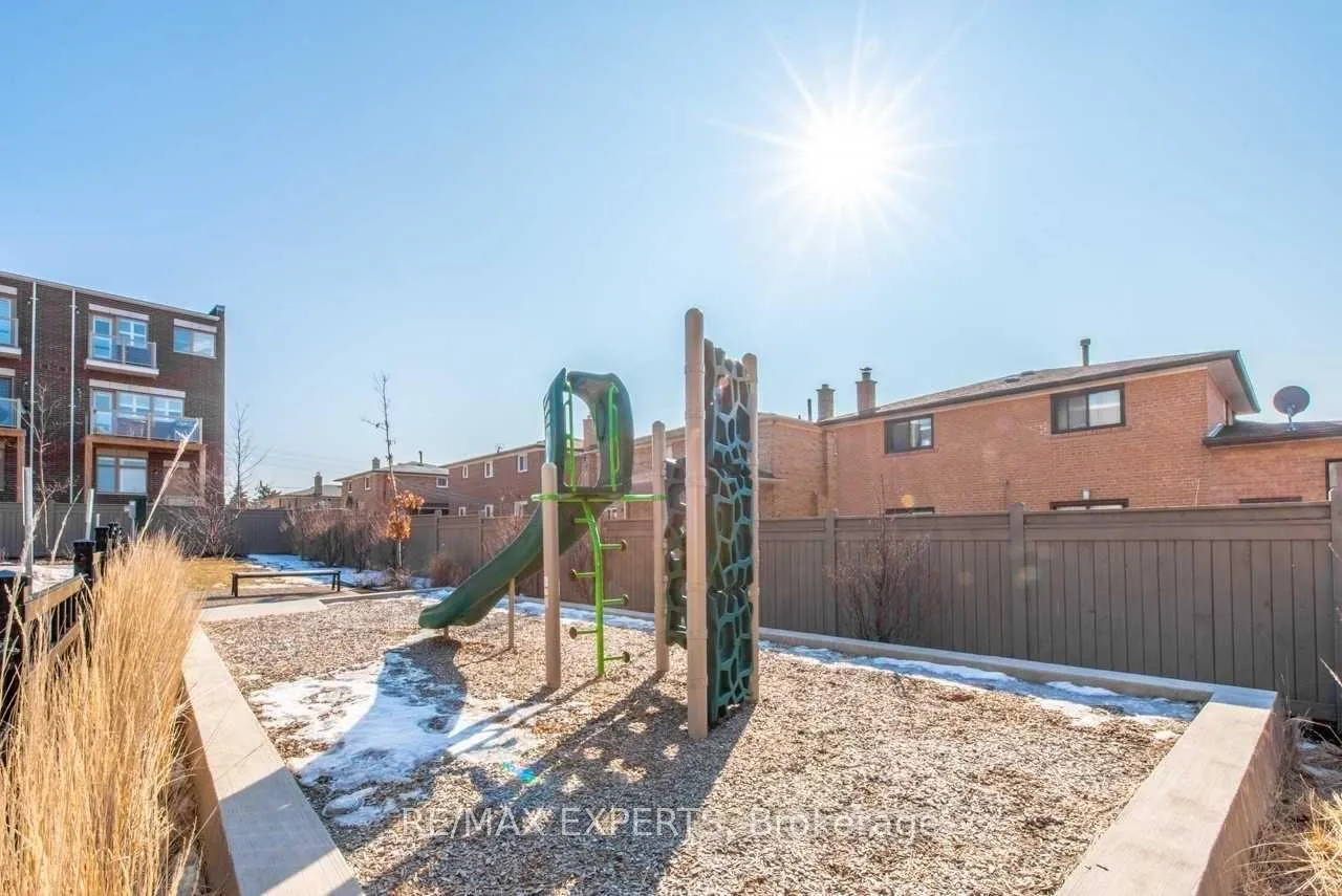 Photo 3 of 37 Juneau Street, Vaughan, East Woodbridge — HOMEH