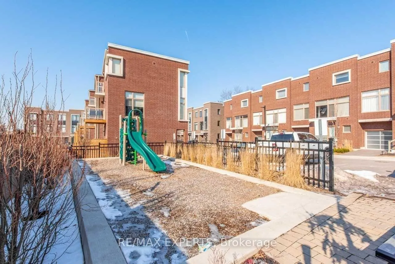 Photo 5 of 37 Juneau Street, Vaughan, East Woodbridge — HOMEH