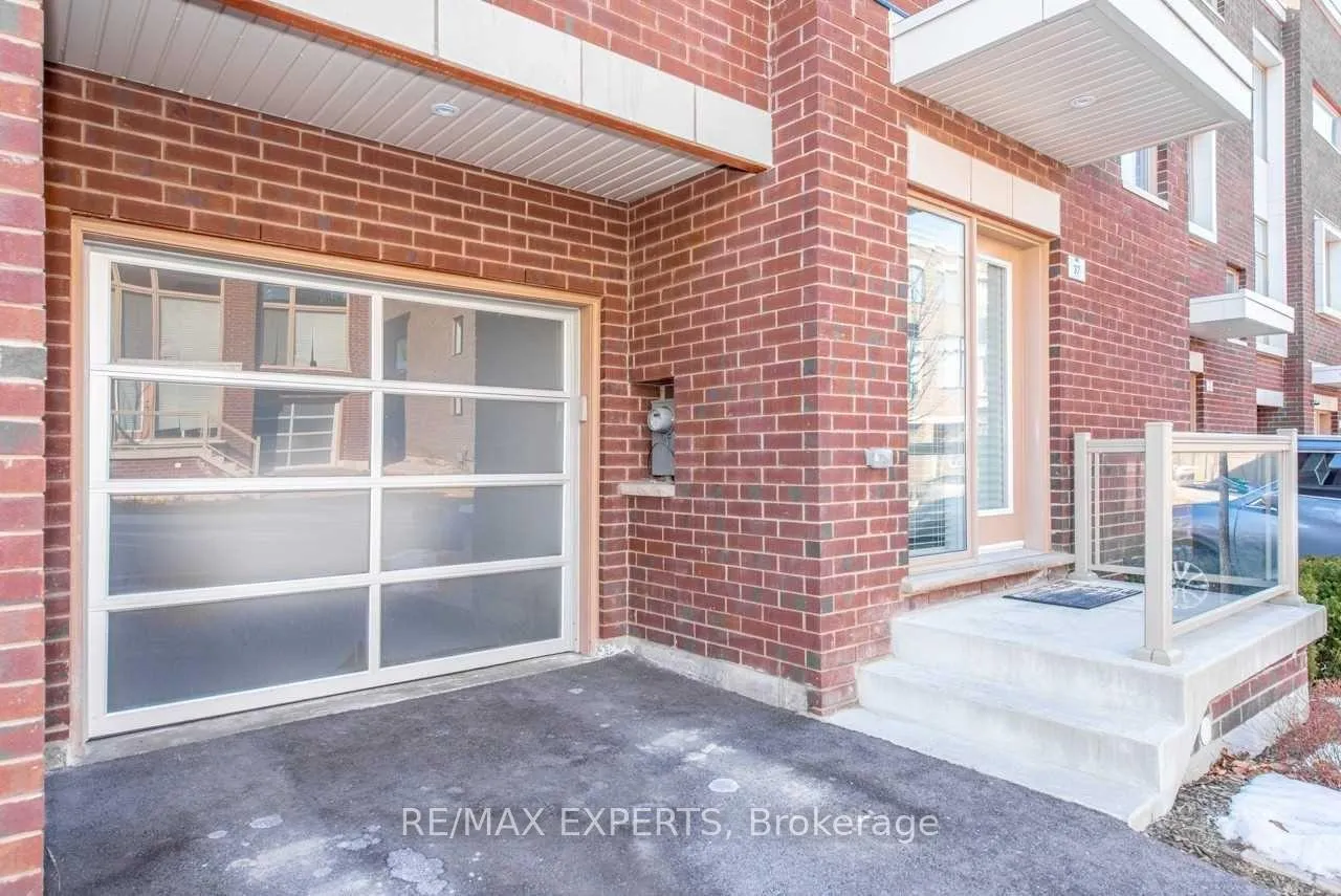 Photo 6 of 37 Juneau Street, Vaughan, East Woodbridge — HOMEH