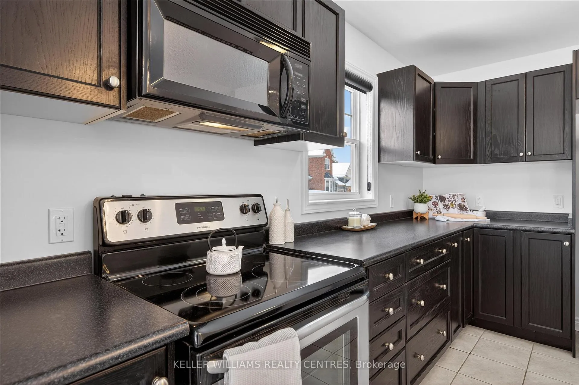Photo 11 of 186 bowen Drive, Peterborough, Northcrest Ward 5 — HOMEH