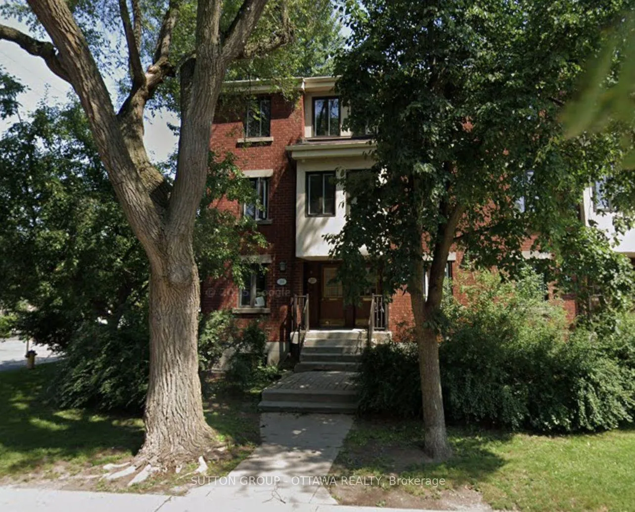 Photo 2 of 207 Mart Circle, Ottawa, Manor Park — HOMEH