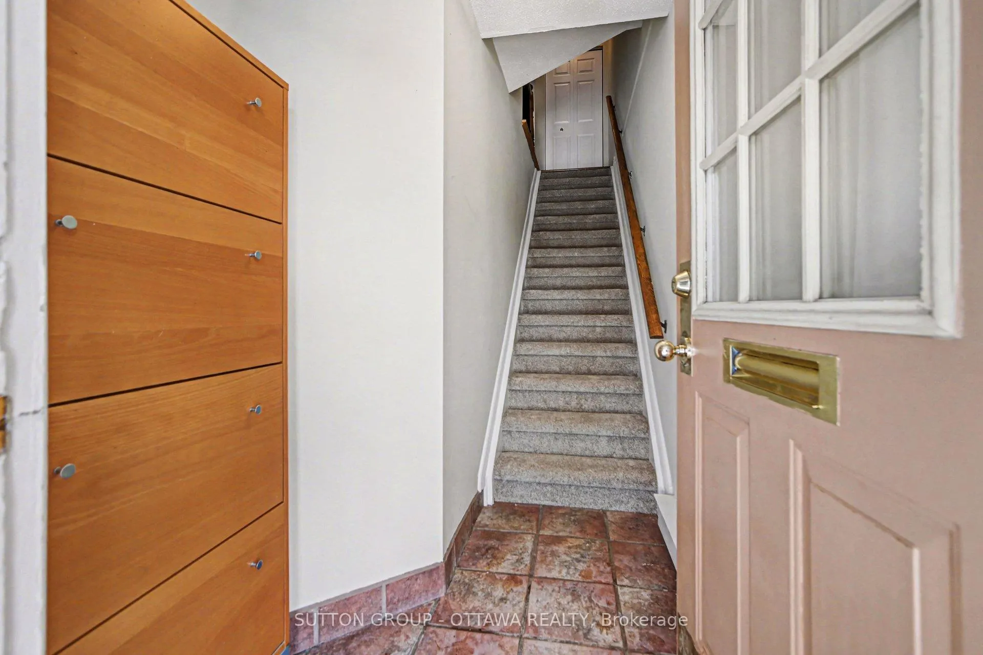 Photo 3 of 207 Mart Circle, Ottawa, Manor Park — HOMEH