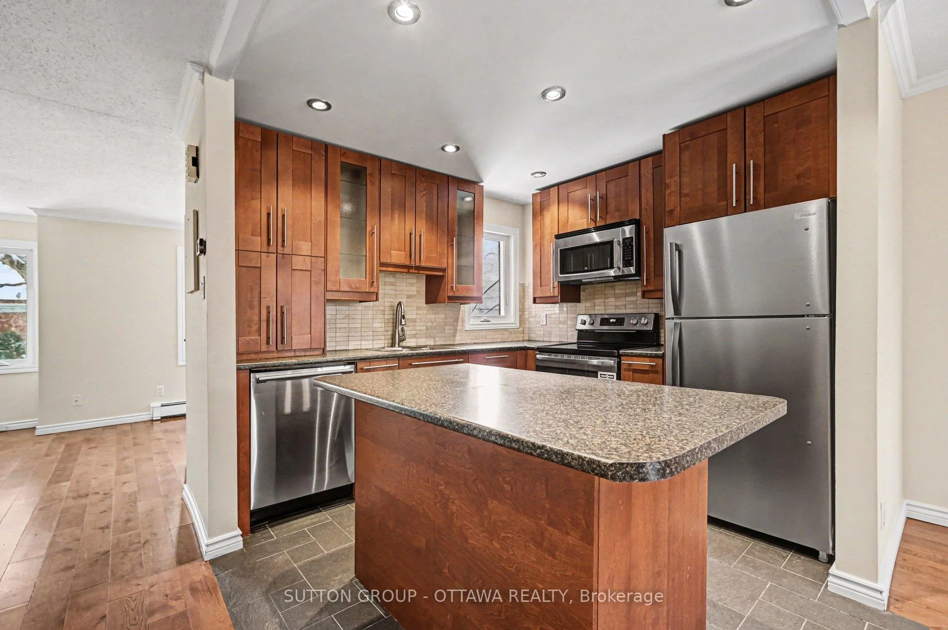 Photo 7 of 207 Mart Circle, Ottawa, Manor Park — HOMEH