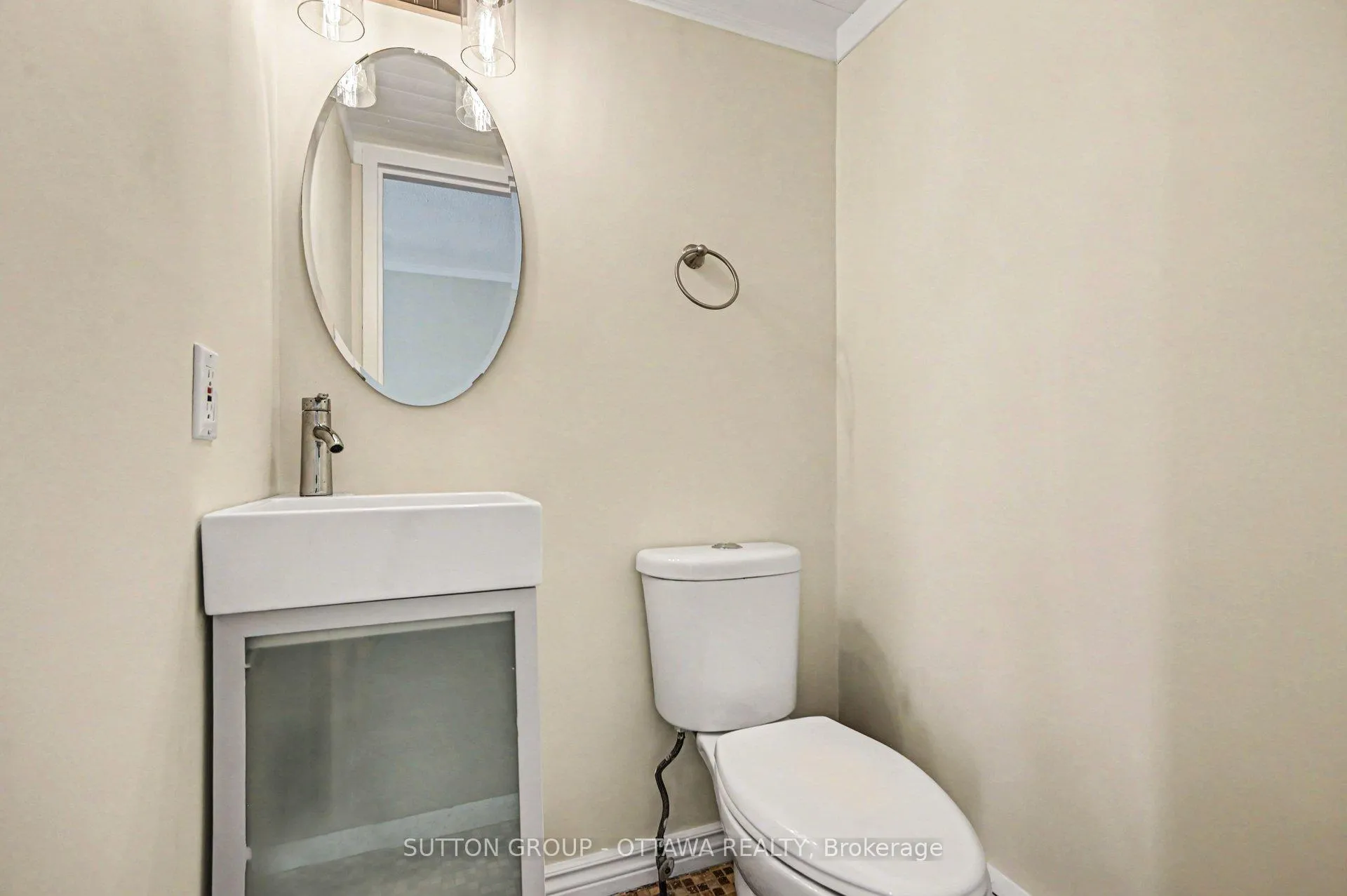 Photo 9 of 207 Mart Circle, Ottawa, Manor Park — HOMEH
