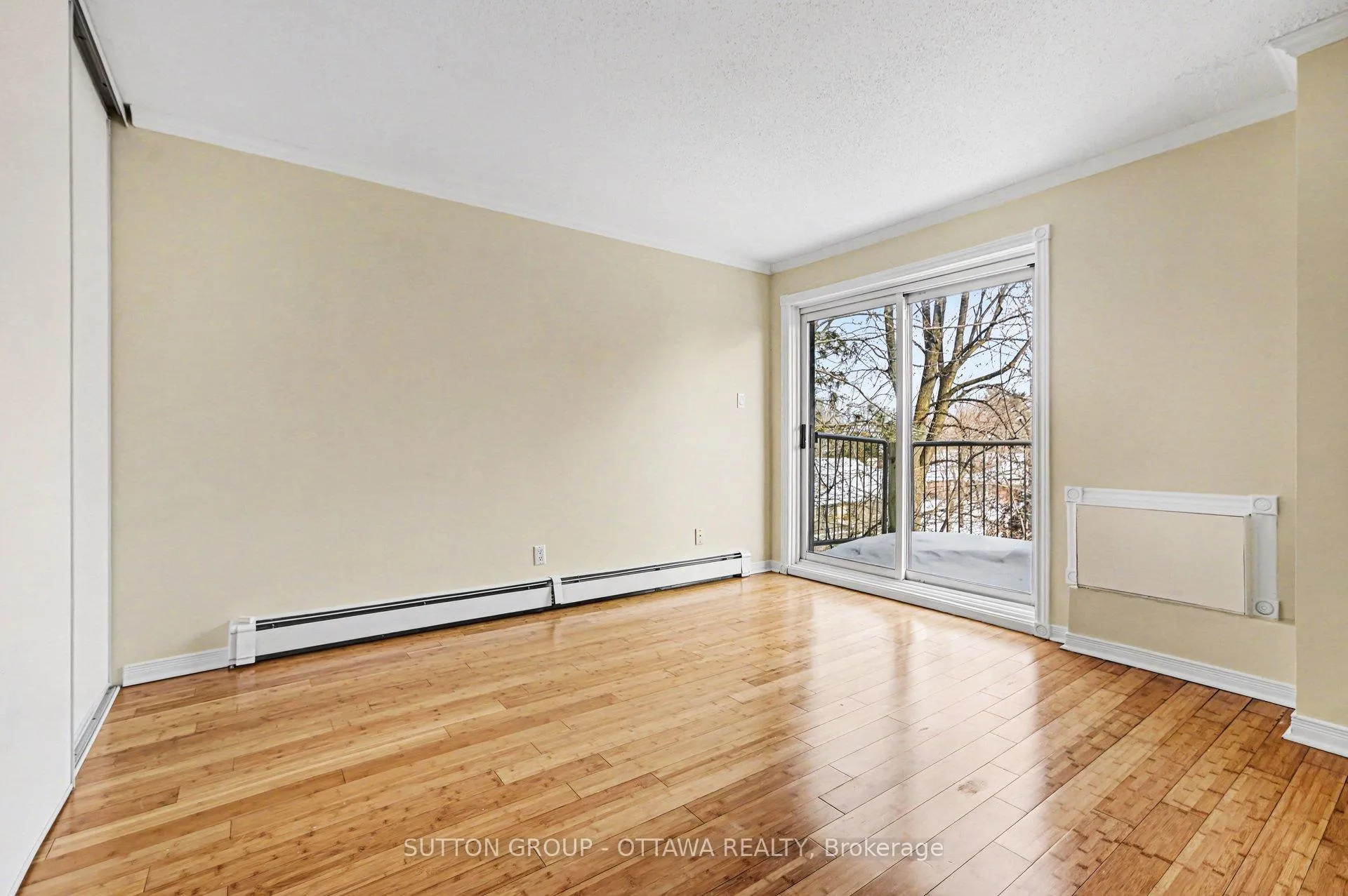 Photo 12 of 207 Mart Circle, Ottawa, Manor Park — HOMEH
