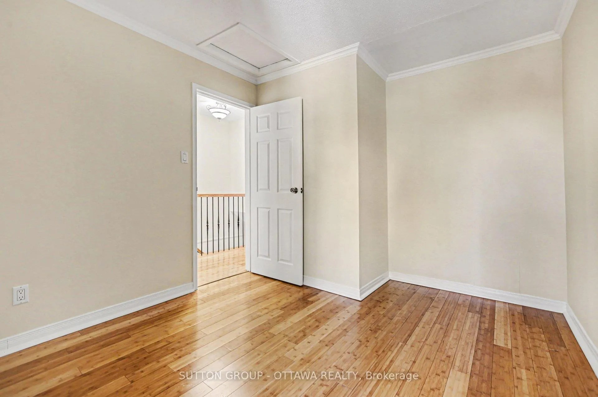 Photo 14 of 207 Mart Circle, Ottawa, Manor Park — HOMEH