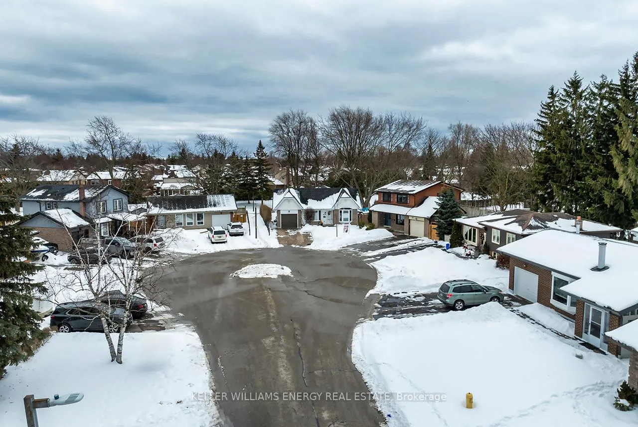 Photo 2 of 30 Glenmount Court, Whitby, Lynde Creek — HOMEH