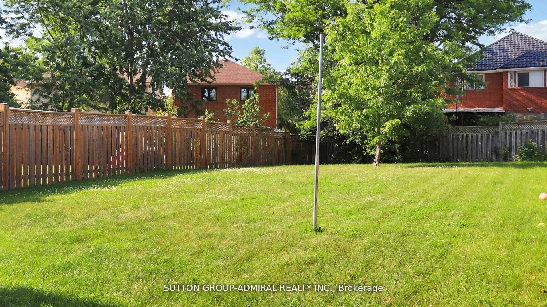 Photo 3 of 186 Westhampton Drive, Vaughan, Brownridge — HOMEH