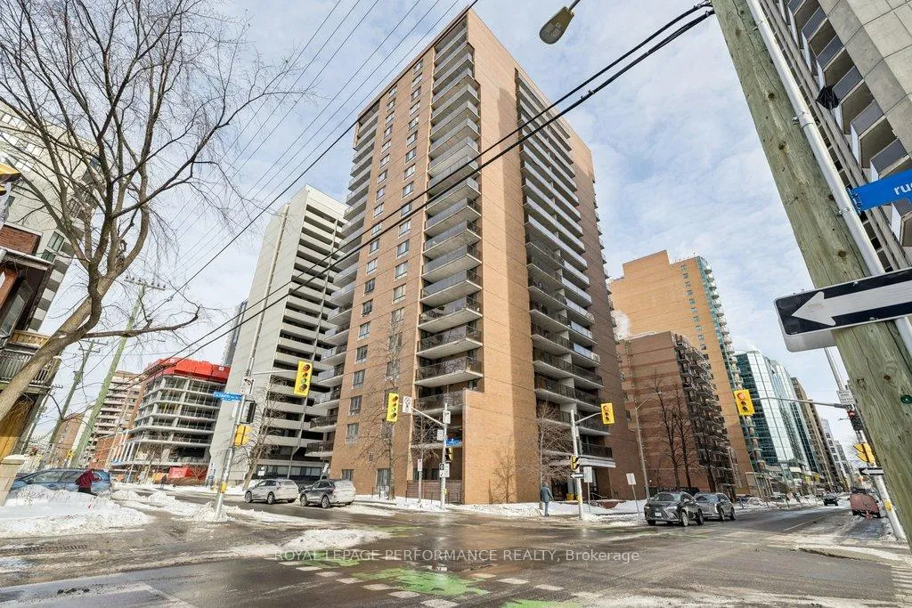 Front of Unit 1604, 475 Laurier Avenue W