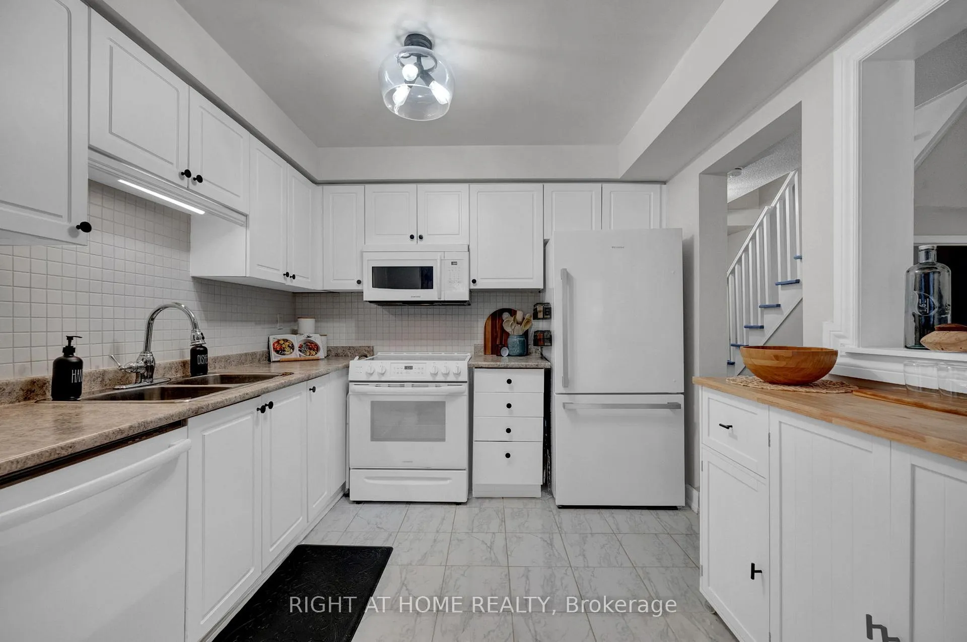 Photo 8 of 83 Somerscales Drive, Clarington, Bowmanville — HOMEH