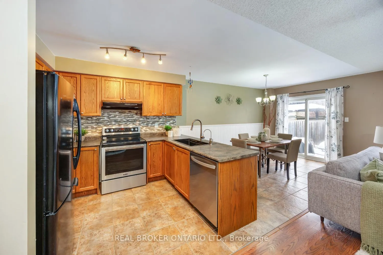 Photo 4 of Unit 5, 253 Sprucewood Crescent, Clarington, Bowmanville — HOMEH