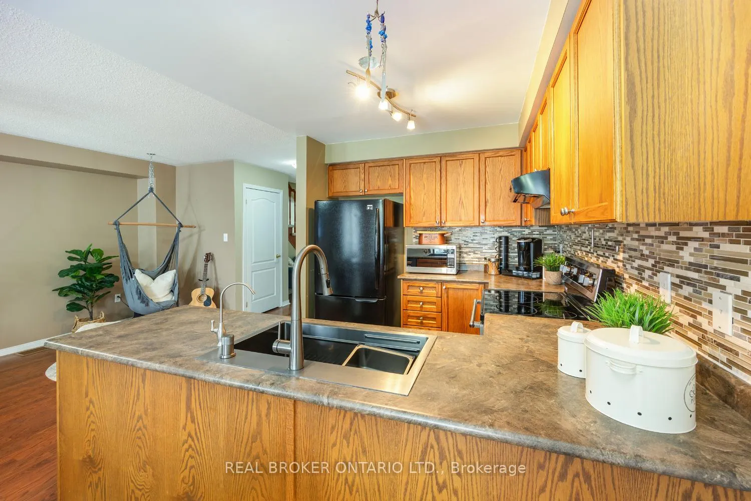 Photo 5 of Unit 5, 253 Sprucewood Crescent, Clarington, Bowmanville — HOMEH