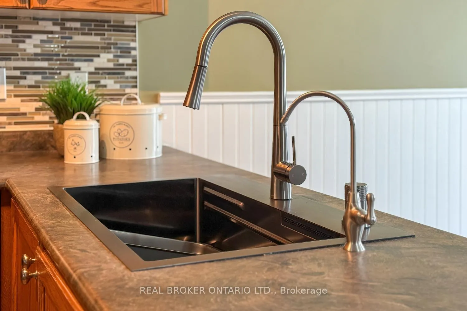 Photo 6 of Unit 5, 253 Sprucewood Crescent, Clarington, Bowmanville — HOMEH