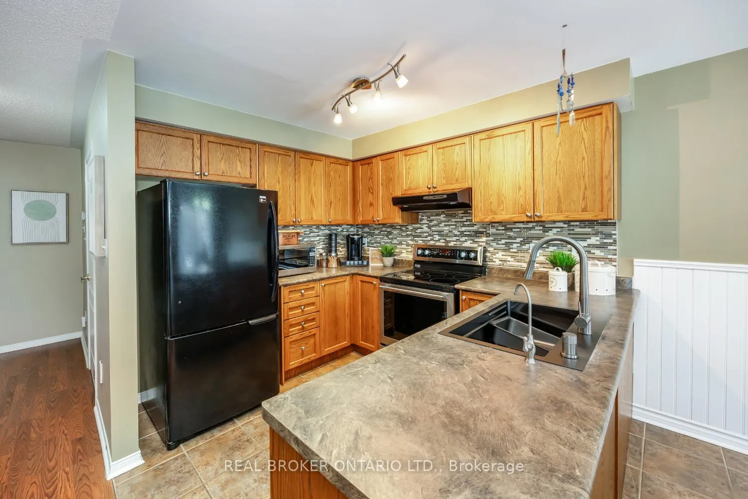 Photo 7 of Unit 5, 253 Sprucewood Crescent, Clarington, Bowmanville — HOMEH