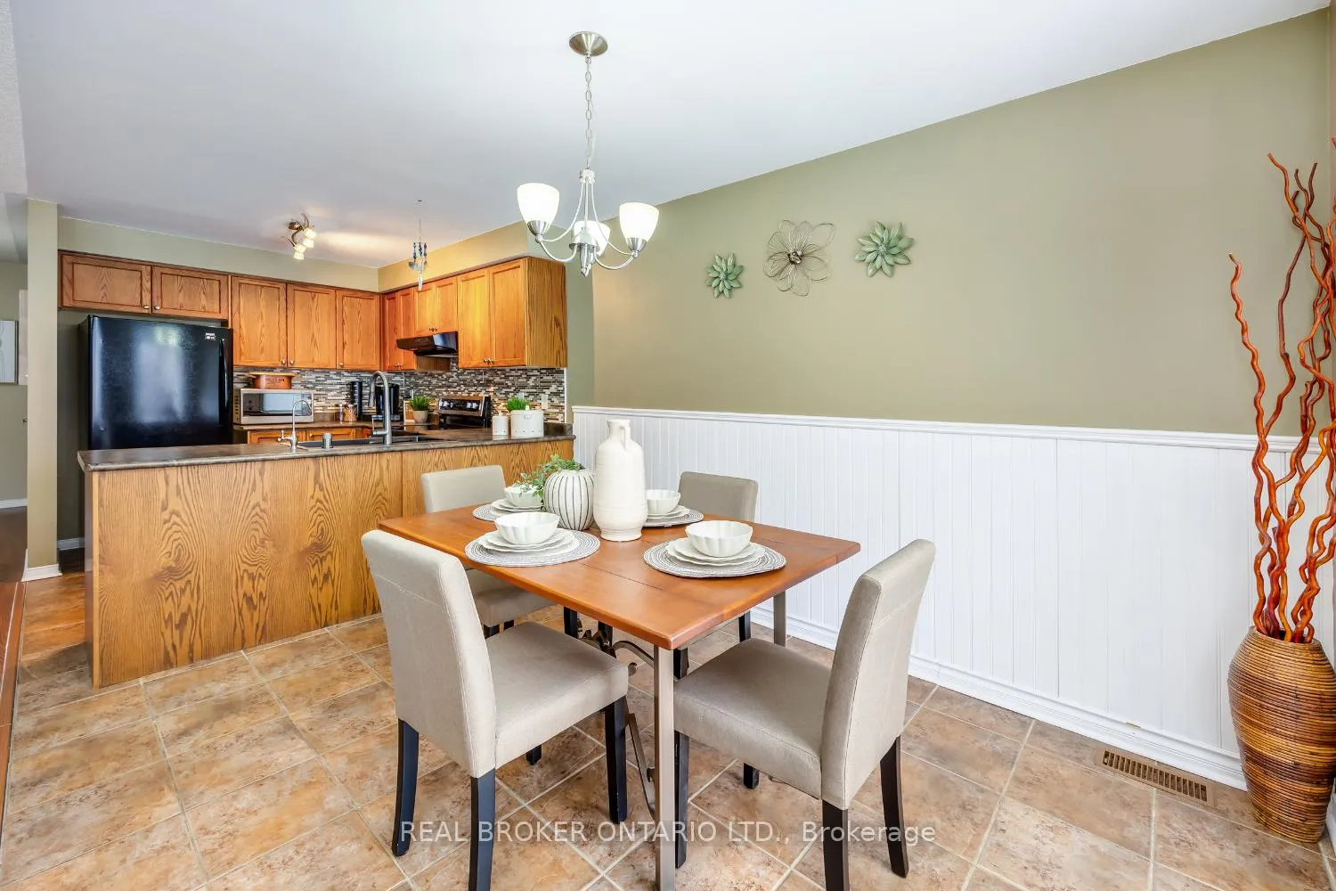 Photo 8 of Unit 5, 253 Sprucewood Crescent, Clarington, Bowmanville — HOMEH
