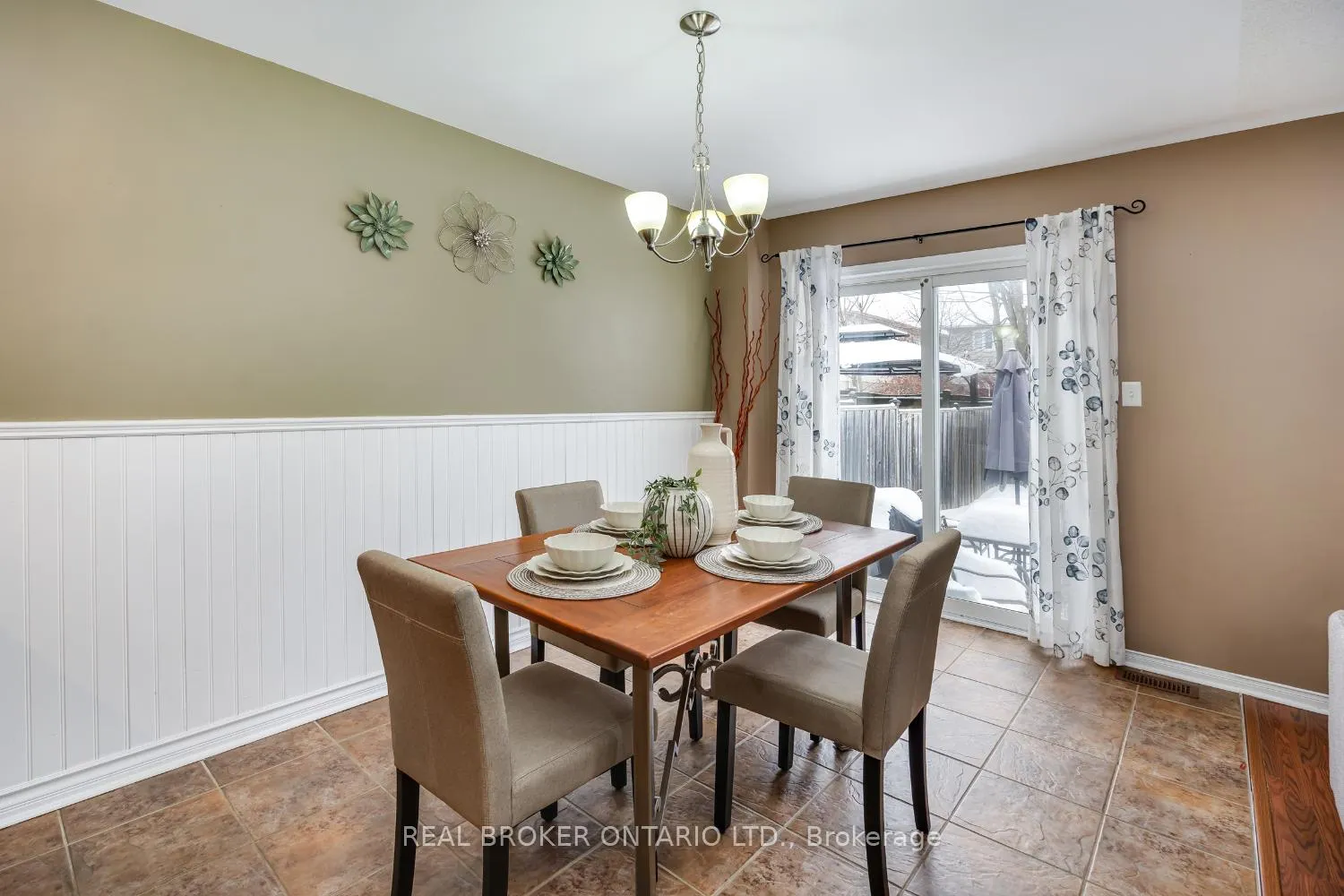 Photo 9 of Unit 5, 253 Sprucewood Crescent, Clarington, Bowmanville — HOMEH