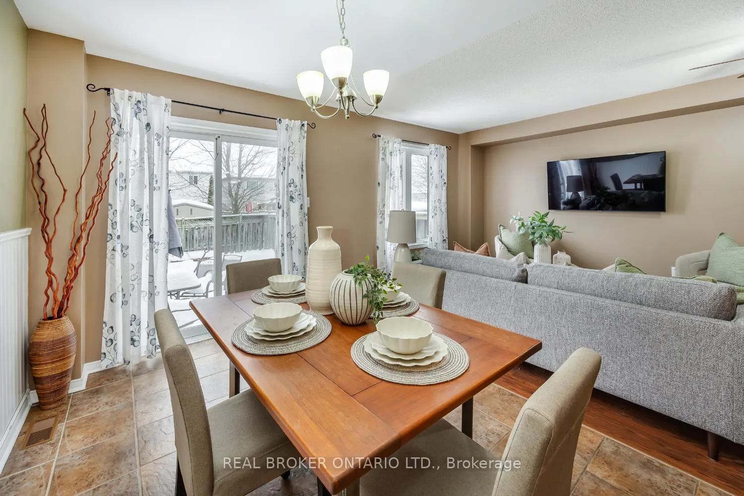 Photo 10 of Unit 5, 253 Sprucewood Crescent, Clarington, Bowmanville — HOMEH