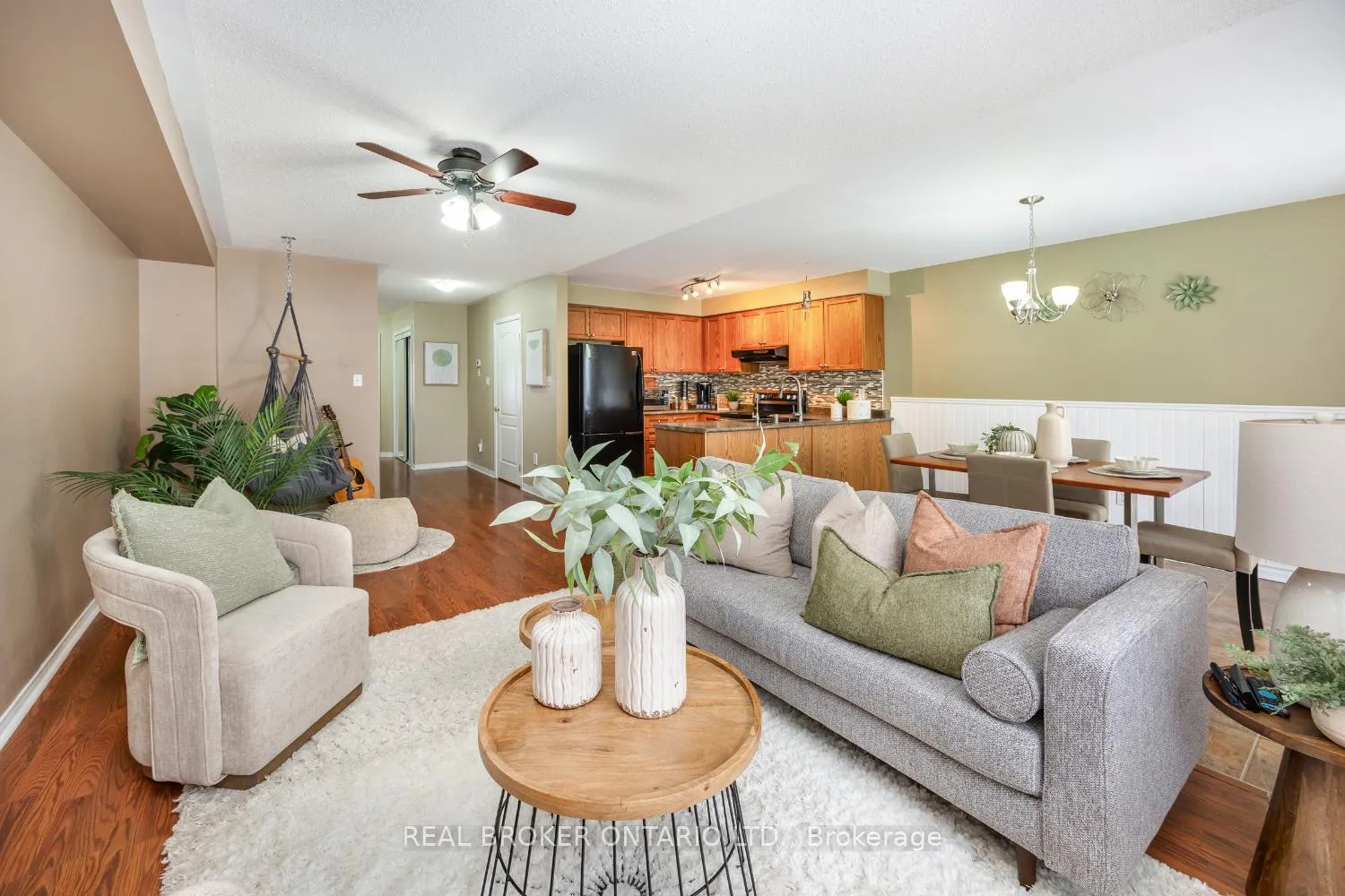 Photo 11 of Unit 5, 253 Sprucewood Crescent, Clarington, Bowmanville — HOMEH