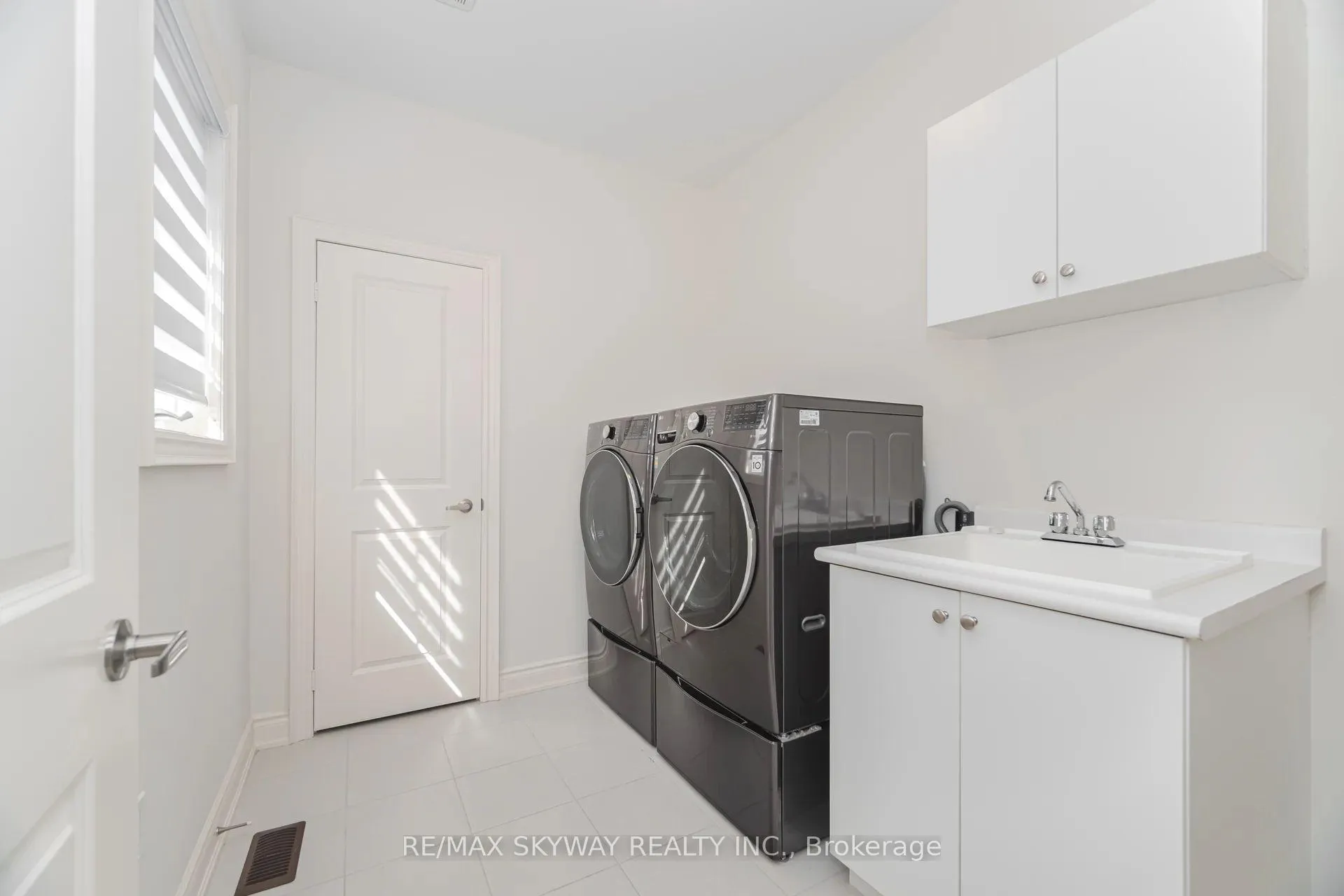 Photo 36 of 68 Pond View Gate, Hamilton, Waterdown — HOMEH