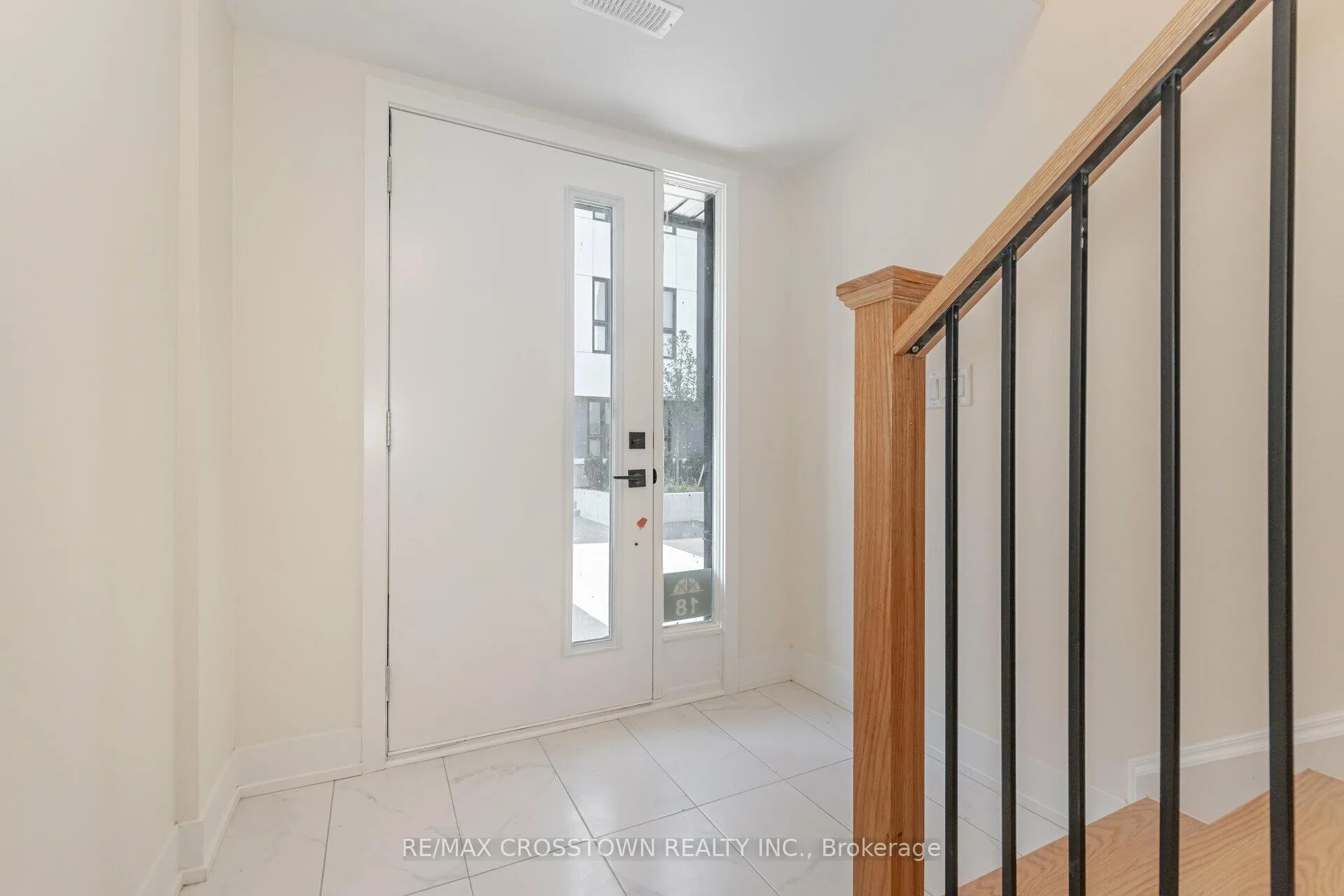 Photo 4 of 18 Mariners Pier Way, Orillia — HOMEH
