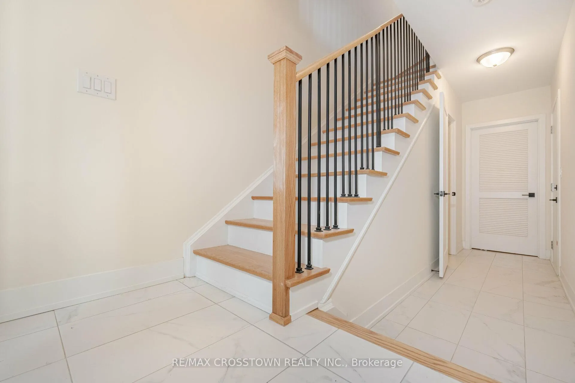 Photo 7 of 18 Mariners Pier Way, Orillia — HOMEH