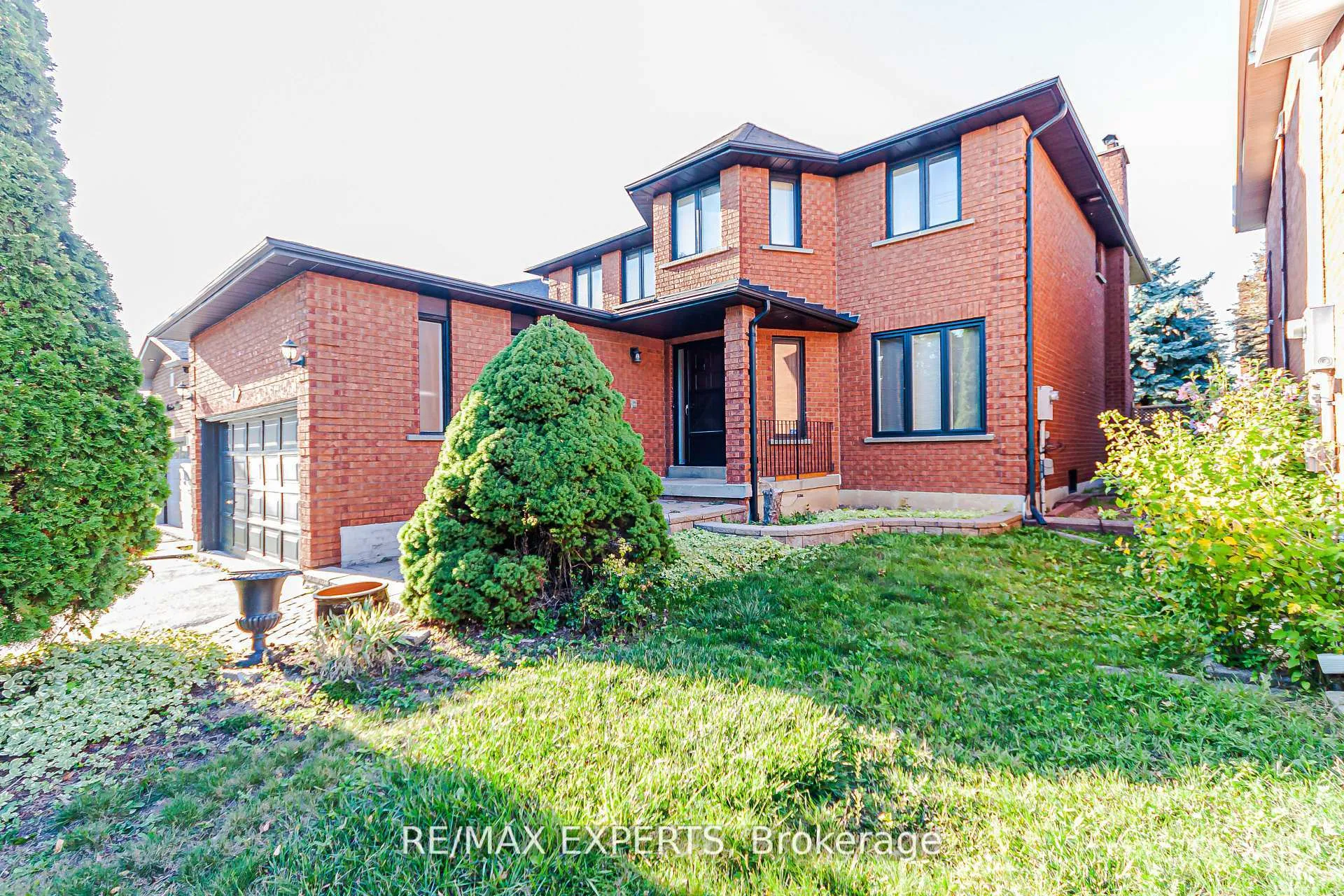 Photo 3 of 100 Nimbus Place, Vaughan, East Woodbridge — HOMEH