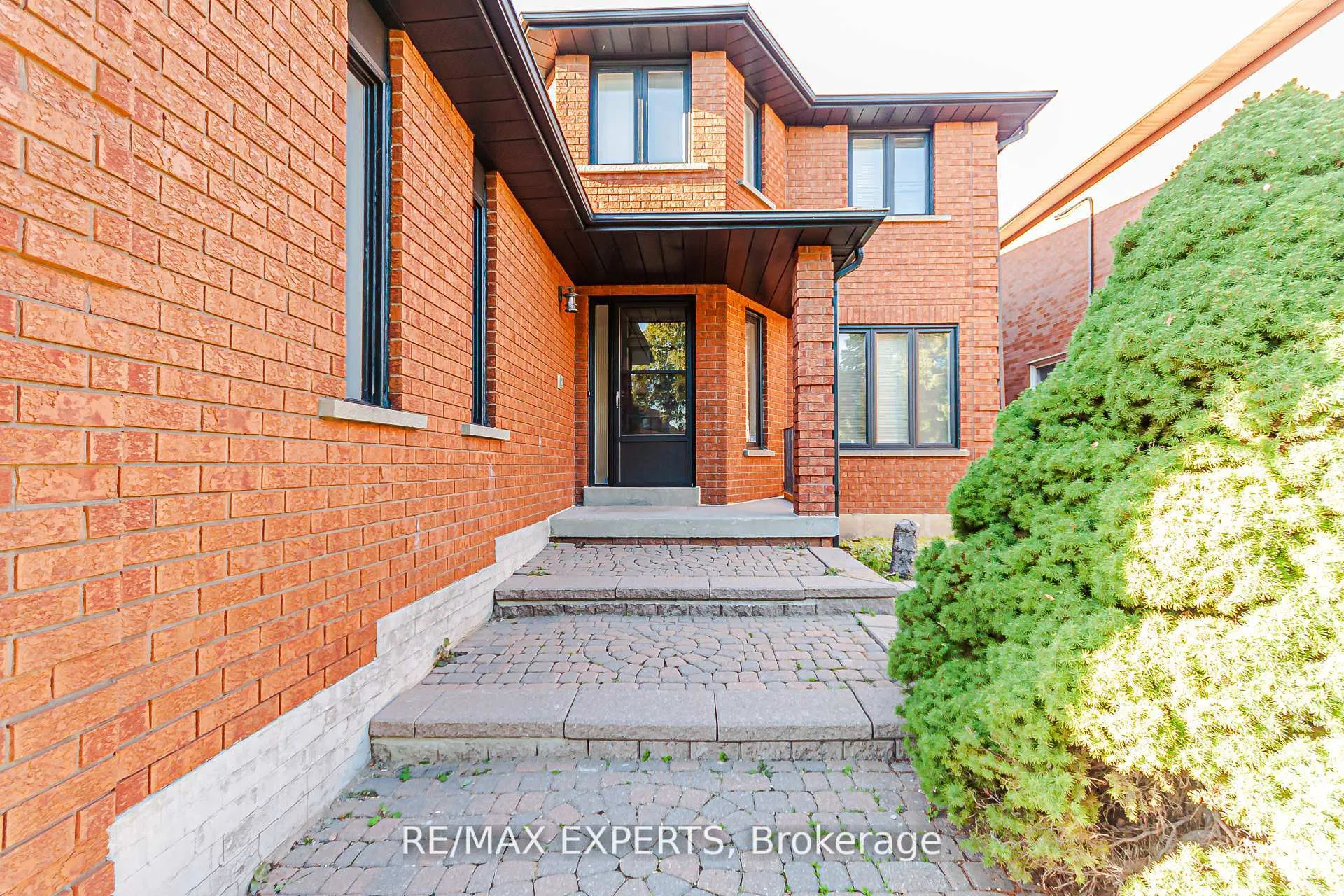 Photo 5 of 100 Nimbus Place, Vaughan, East Woodbridge — HOMEH