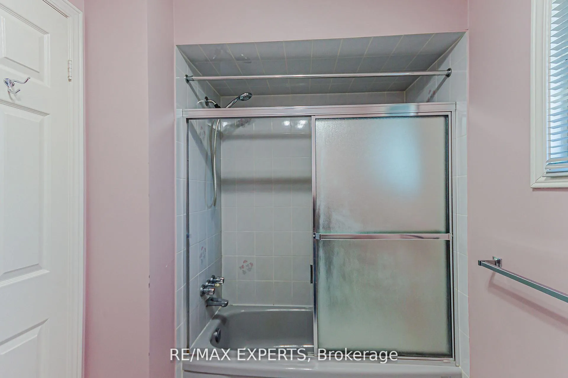 Photo 6 of 100 Nimbus Place, Vaughan, East Woodbridge — HOMEH
