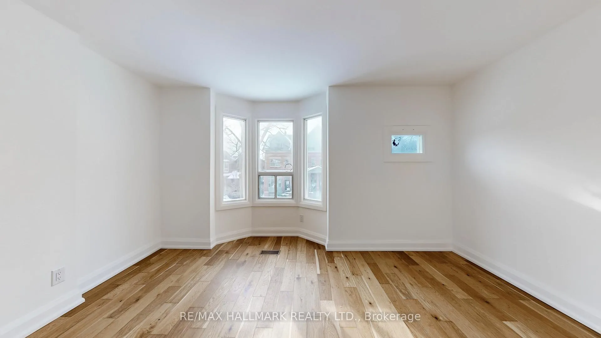 Photo 19 of 911 Logan Avenue, Toronto, Playter Estates-Danforth — HOMEH