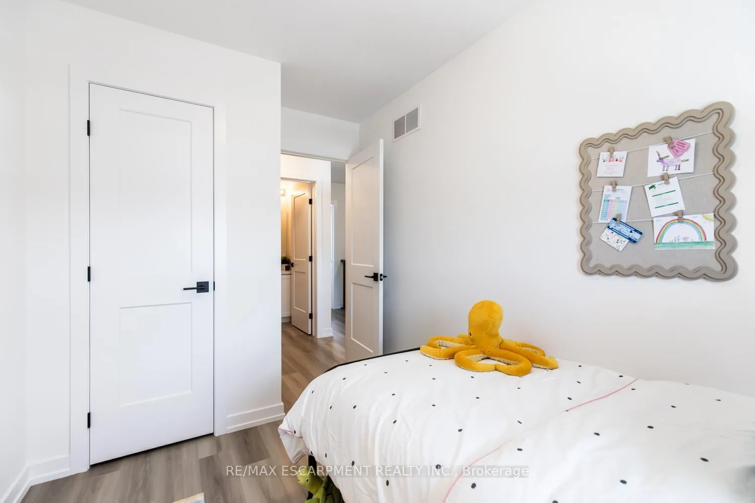 Photo 25 of 205 Burke Street, Hamilton, Waterdown — HOMEH