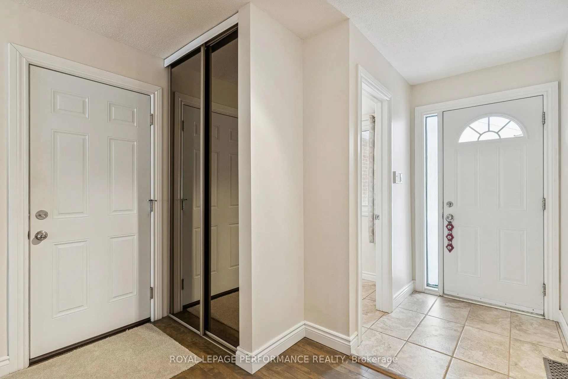 Photo 3 of 172 Claiborne Way, Ottawa, Queenswood Heights South — HOMEH