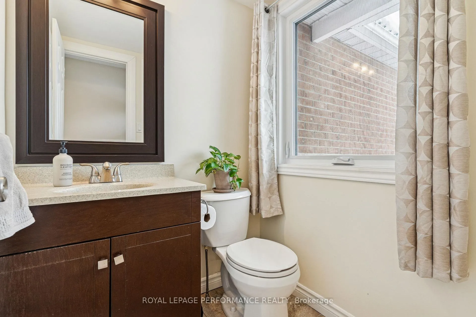 Photo 4 of 172 Claiborne Way, Ottawa, Queenswood Heights South — HOMEH