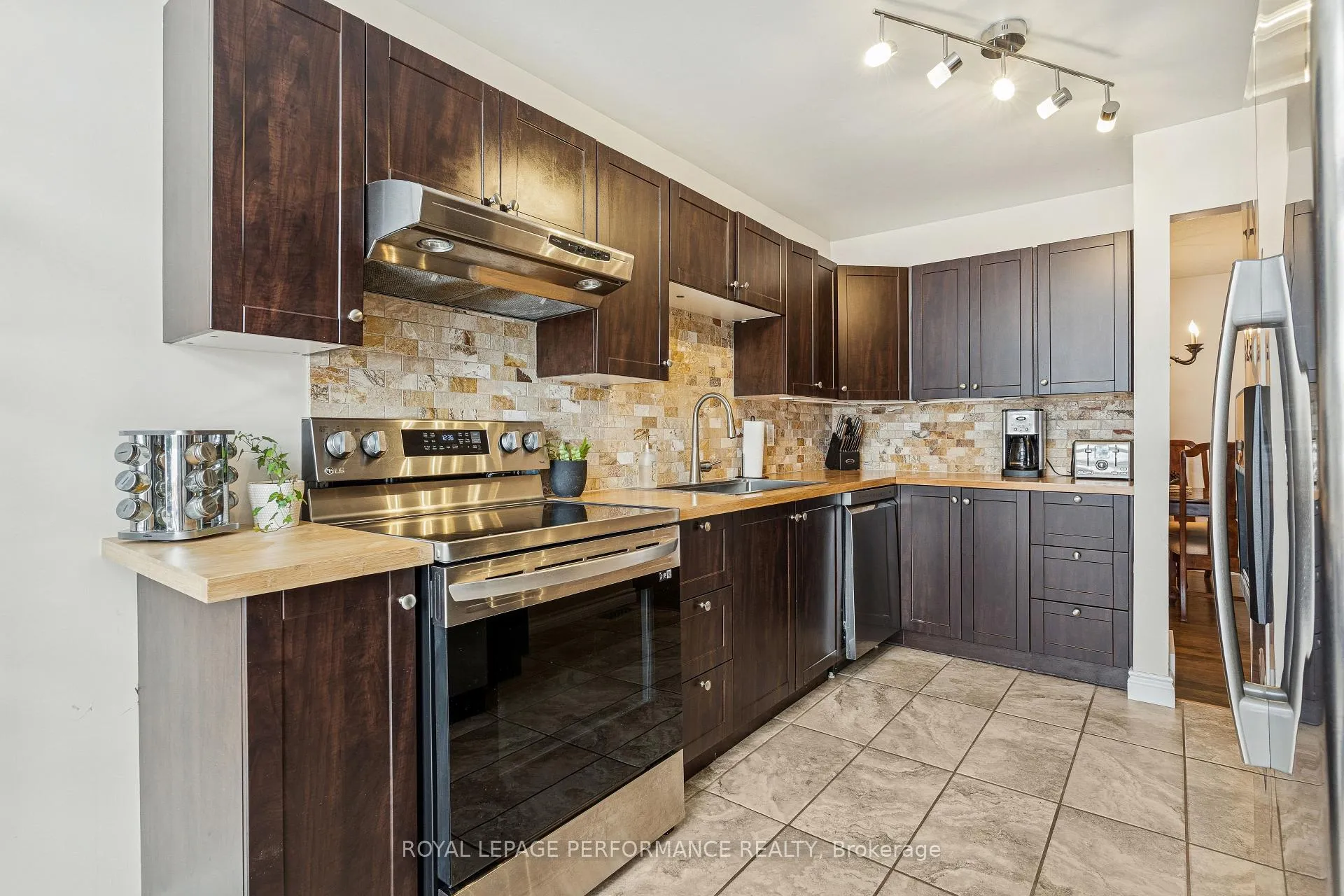 Photo 8 of 172 Claiborne Way, Ottawa, Queenswood Heights South — HOMEH