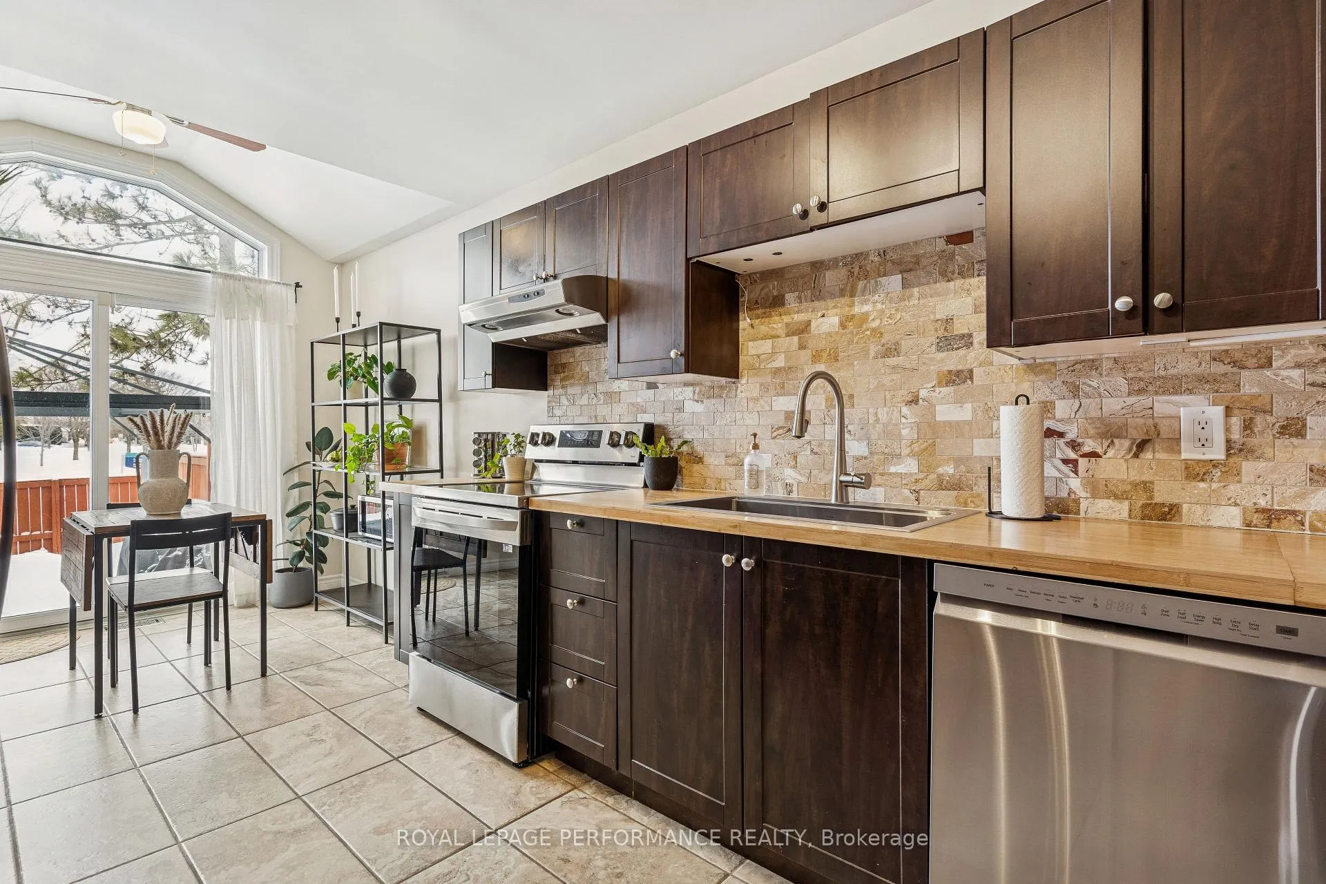 Photo 10 of 172 Claiborne Way, Ottawa, Queenswood Heights South — HOMEH