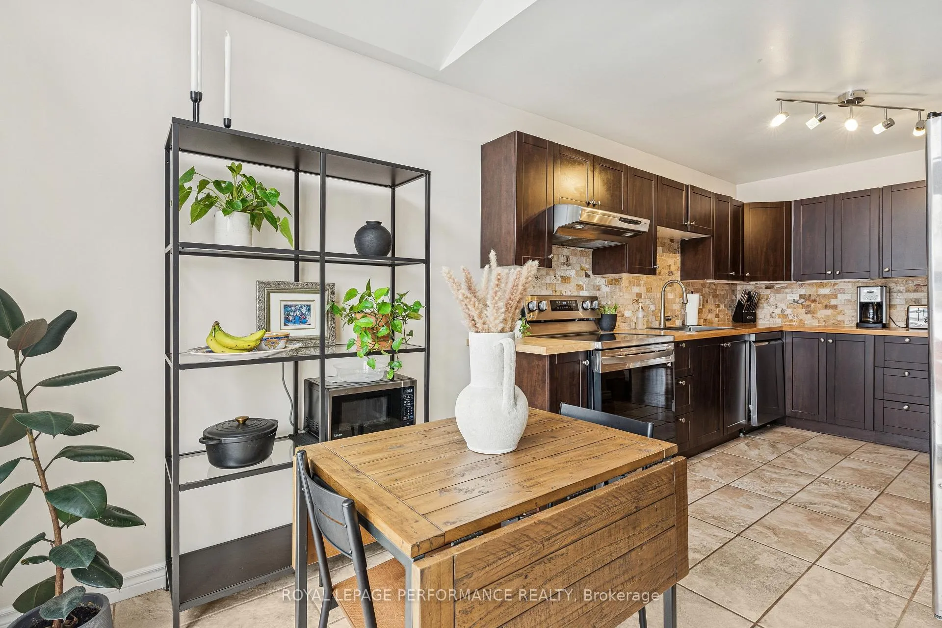 Photo 13 of 172 Claiborne Way, Ottawa, Queenswood Heights South — HOMEH