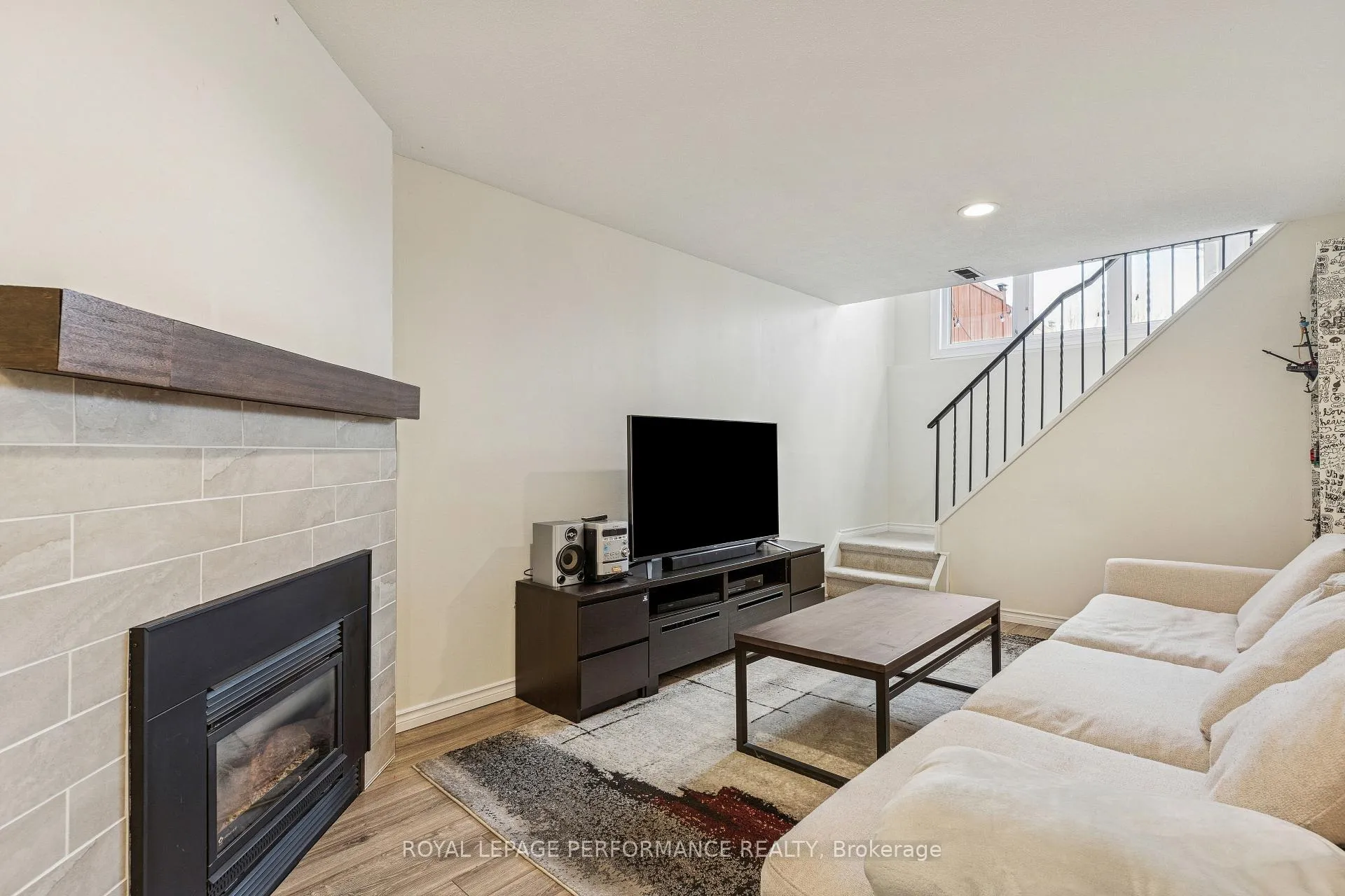 Photo 33 of 172 Claiborne Way, Ottawa, Queenswood Heights South — HOMEH