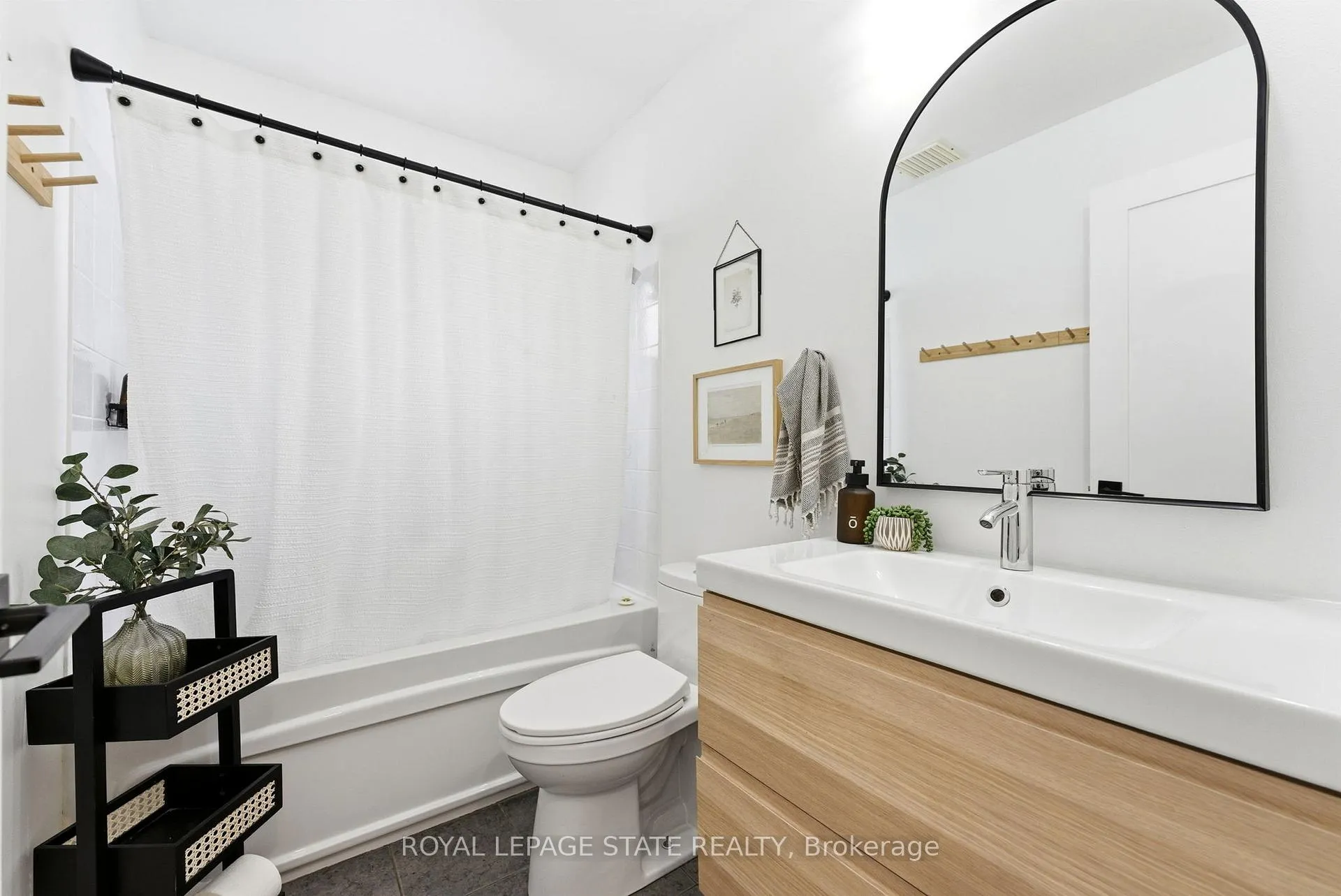 Photo 23 of 2128 Falmouth Terrace, Burlington, Brant Hills — HOMEH