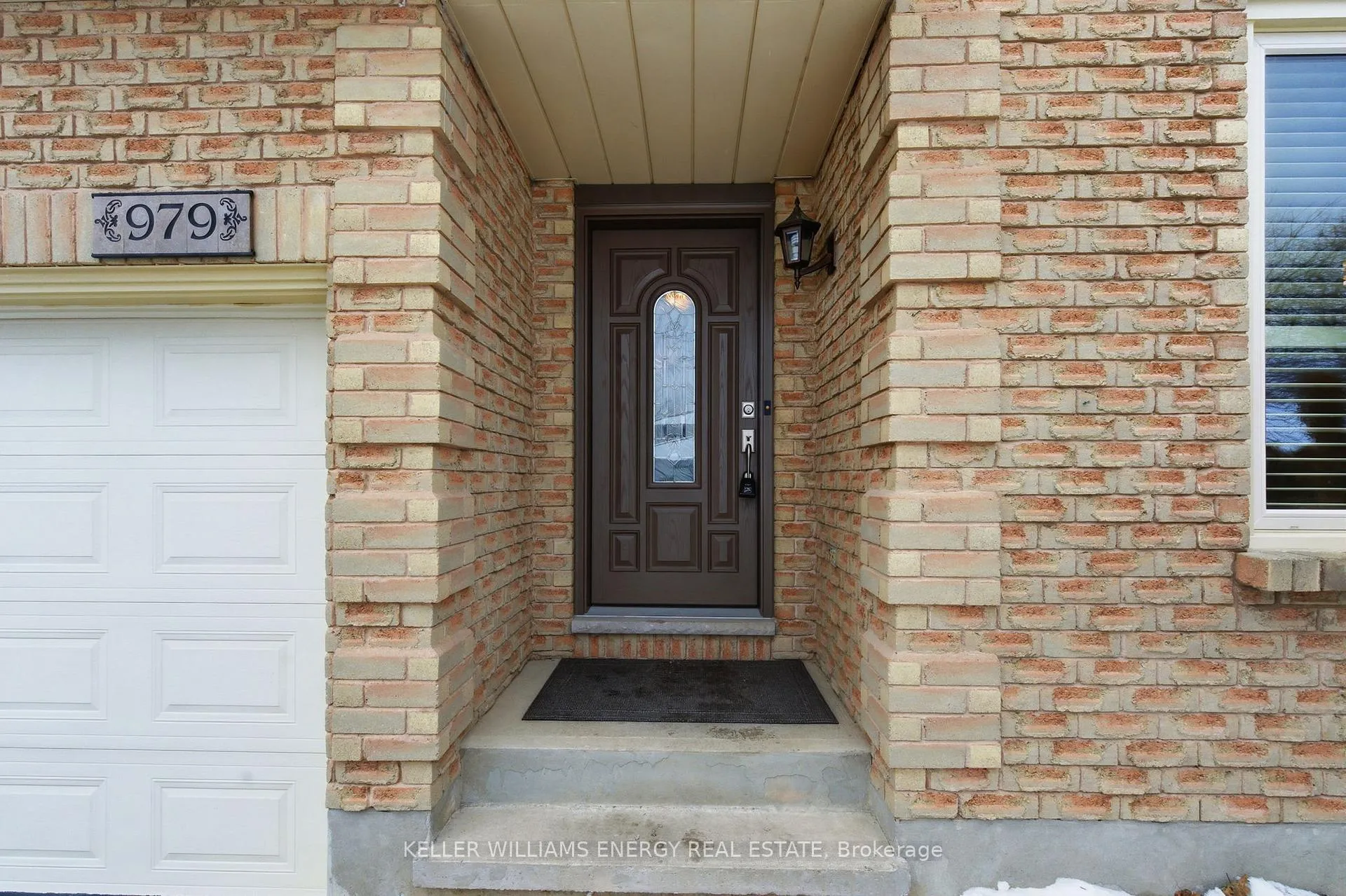 Photo 3 of 979 Peggoty Circle, Oshawa, Eastdale — HOMEH