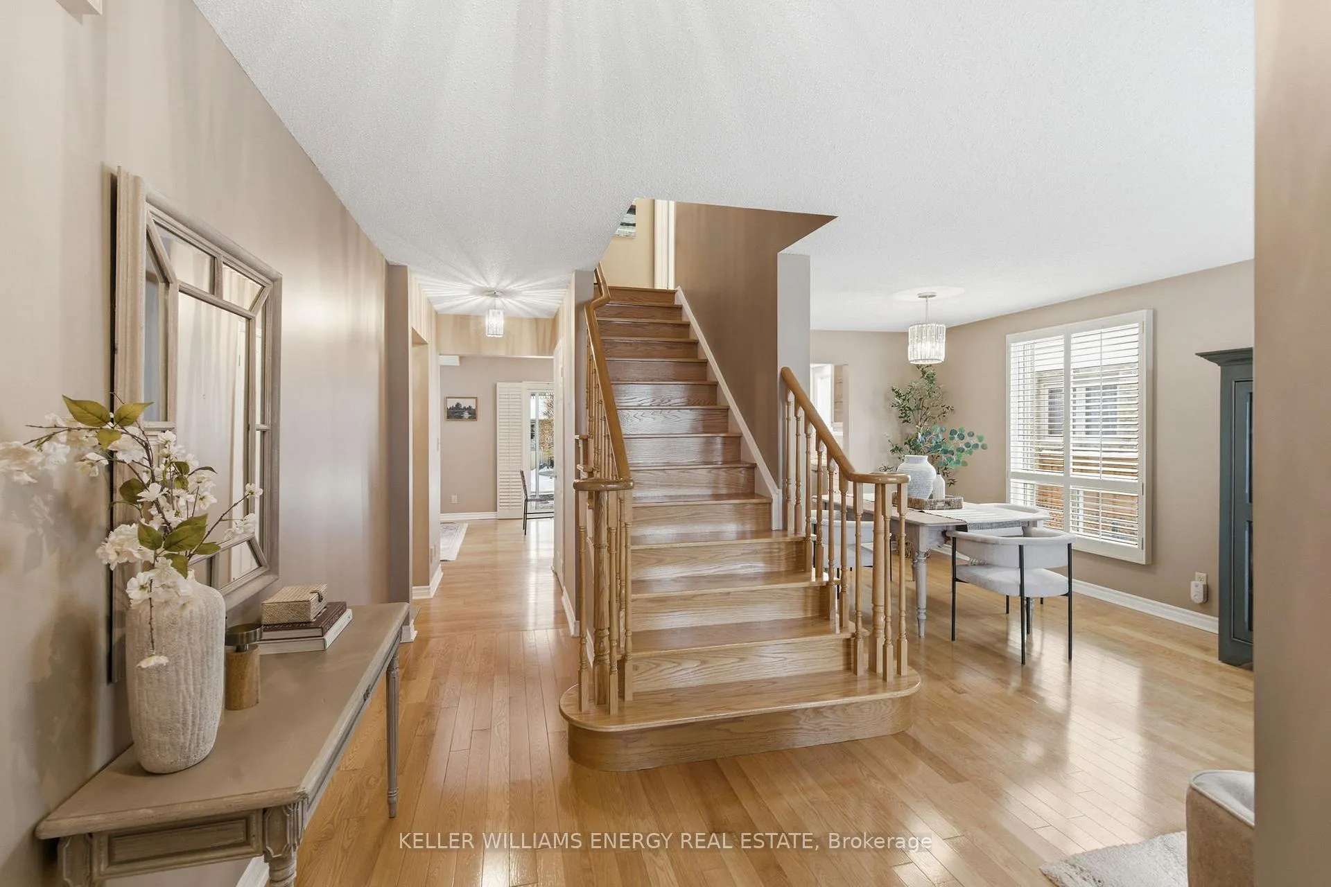Photo 5 of 979 Peggoty Circle, Oshawa, Eastdale — HOMEH