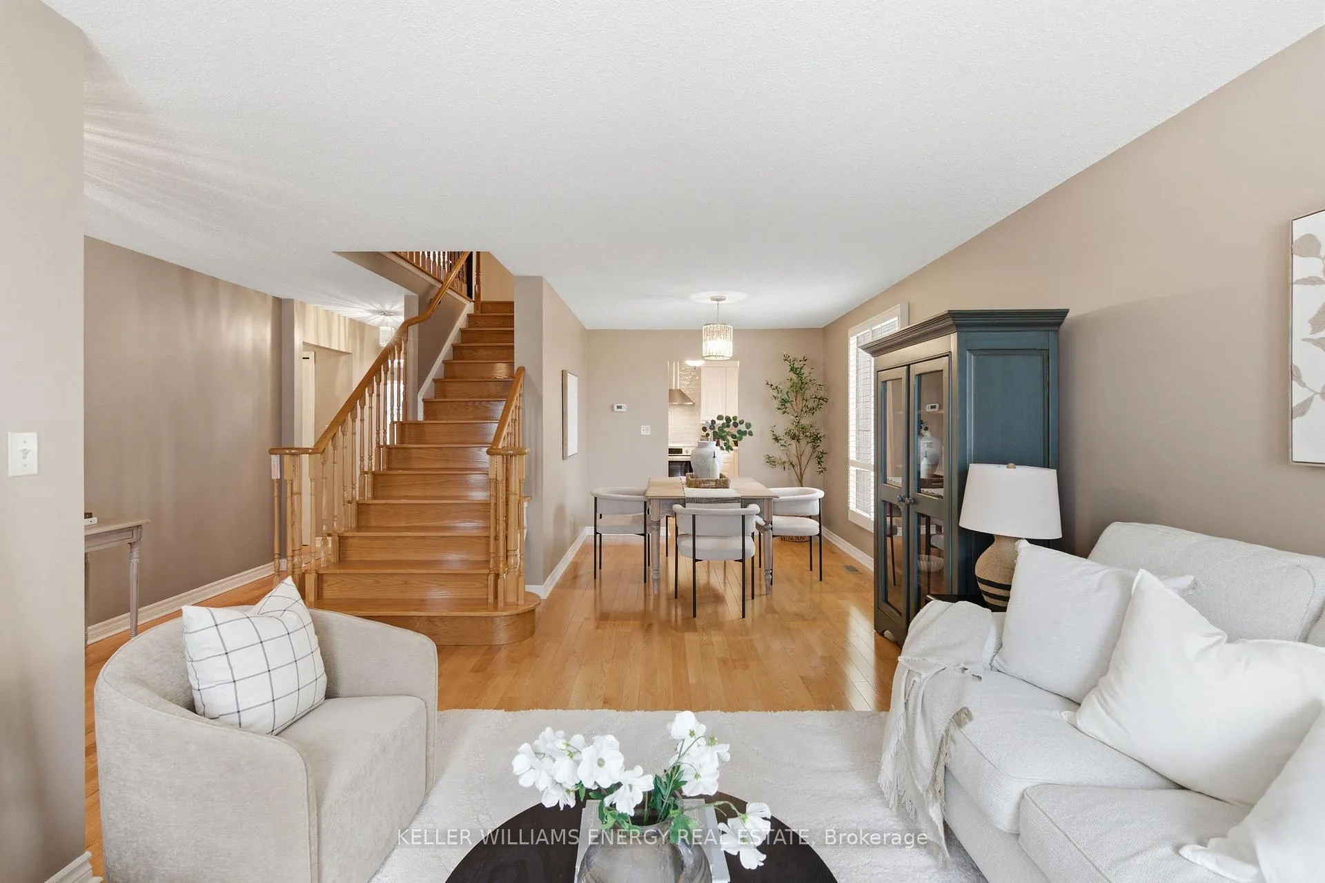Photo 9 of 979 Peggoty Circle, Oshawa, Eastdale — HOMEH