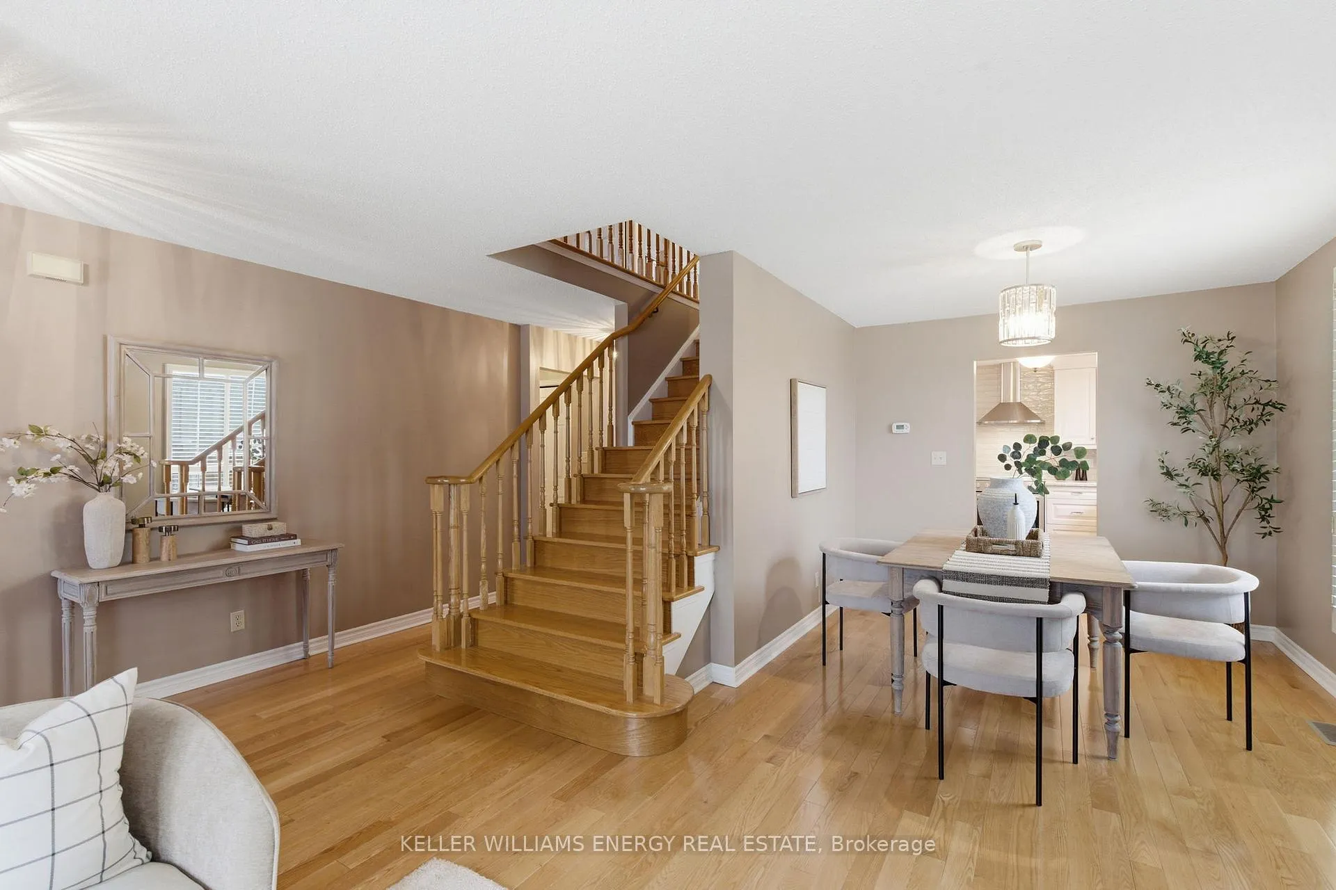 Photo 10 of 979 Peggoty Circle, Oshawa, Eastdale — HOMEH