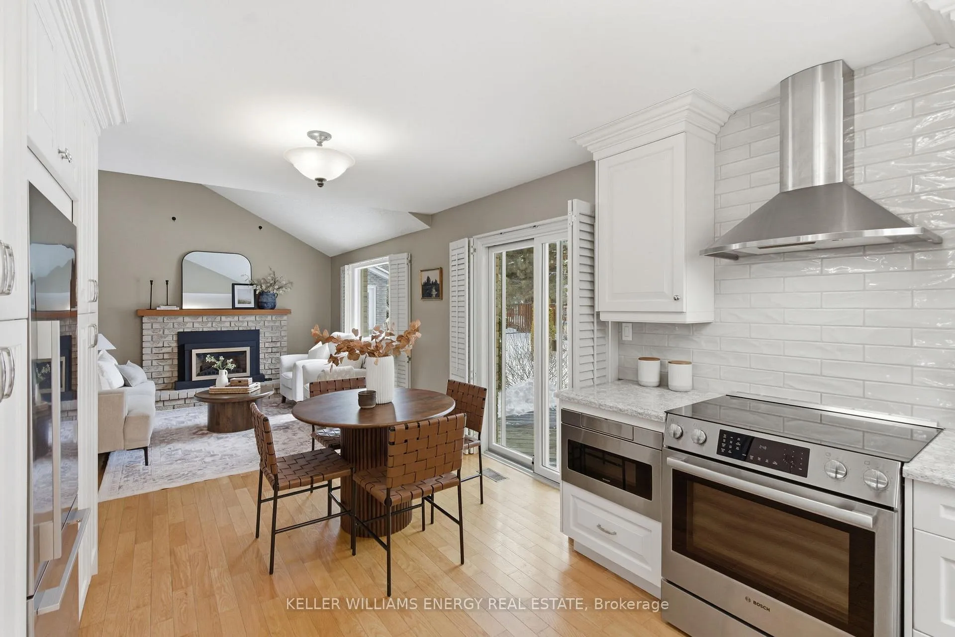 Photo 12 of 979 Peggoty Circle, Oshawa, Eastdale — HOMEH