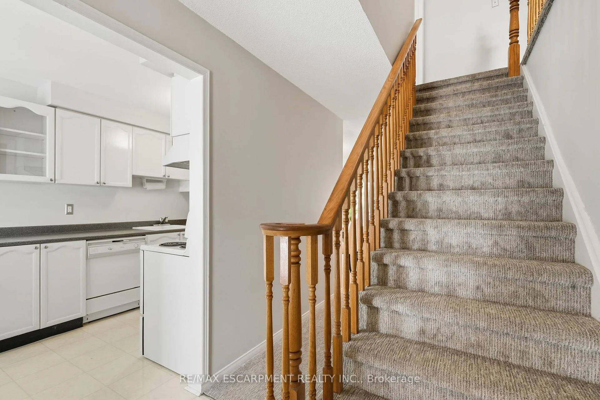 Photo 2 of 2047 Chrisdon Road, Burlington, Headon — HOMEH