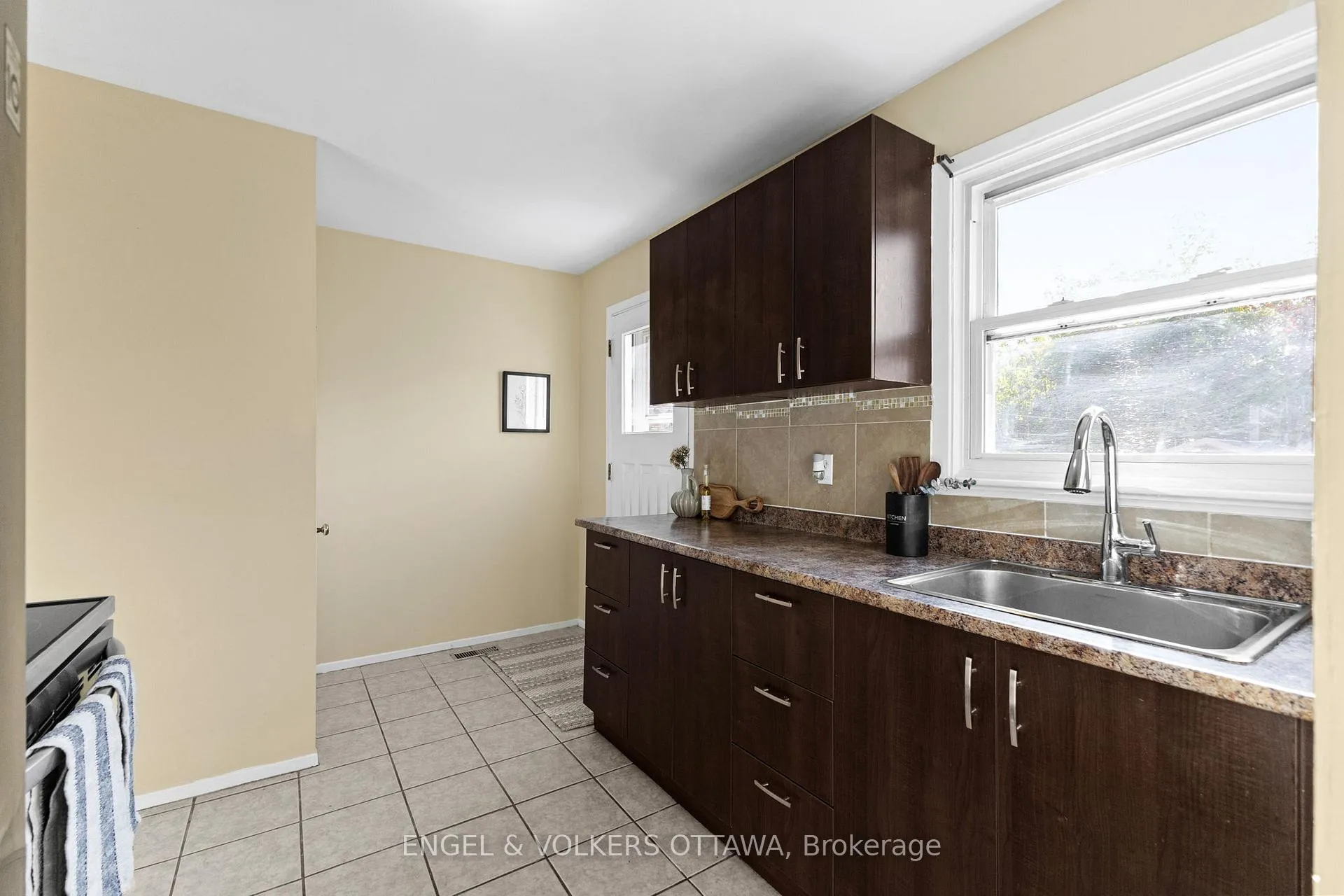 Photo 14 of 838 Borthwick Avenue, Ottawa, Castle Heights/Rideau High — HOMEH