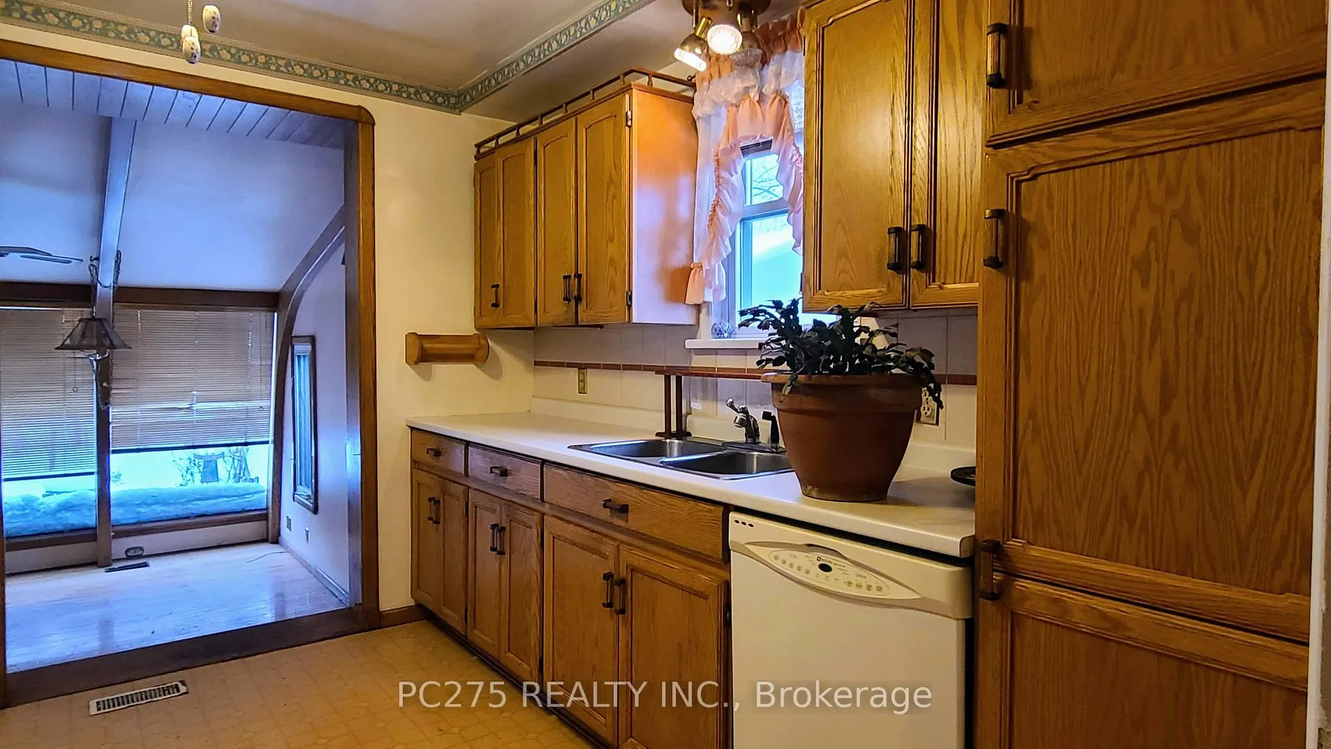 Photo 6 of 1531 Howland Avenue, London, East H — HOMEH
