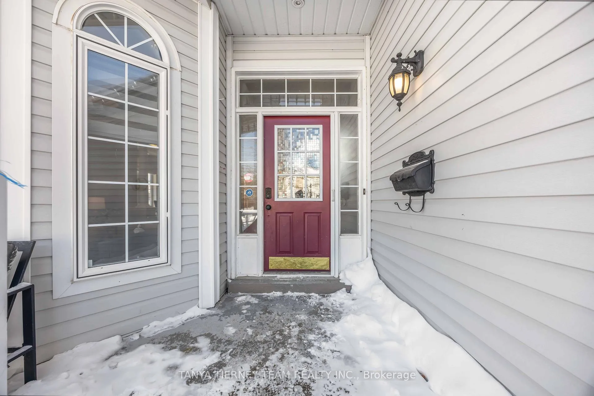 Photo 3 of 41 Apsley Crescent, Whitby, Brooklin — HOMEH
