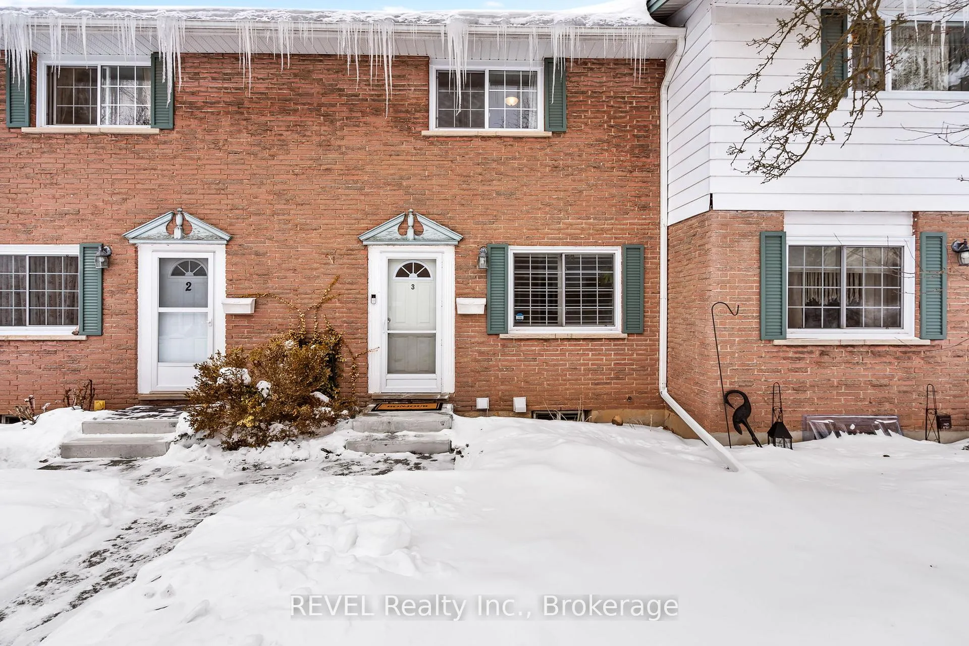 Front of Unit 3, 5852 Frontenac Street