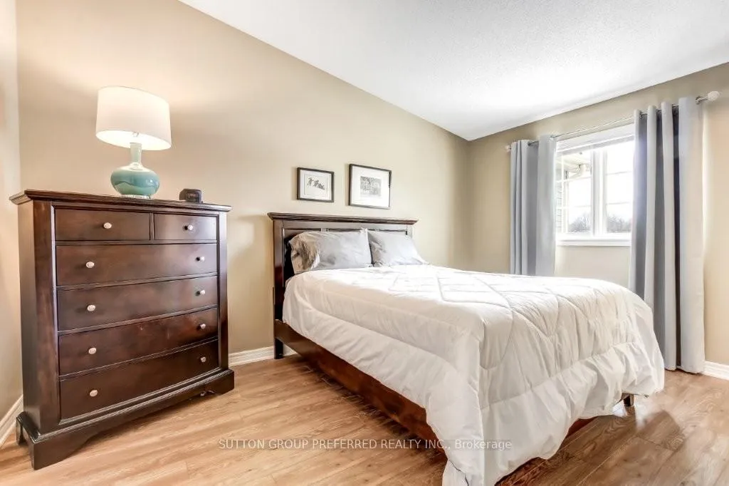 Photo 14 of Unit 12, 1015 Farnham Road, London, South M — HOMEH